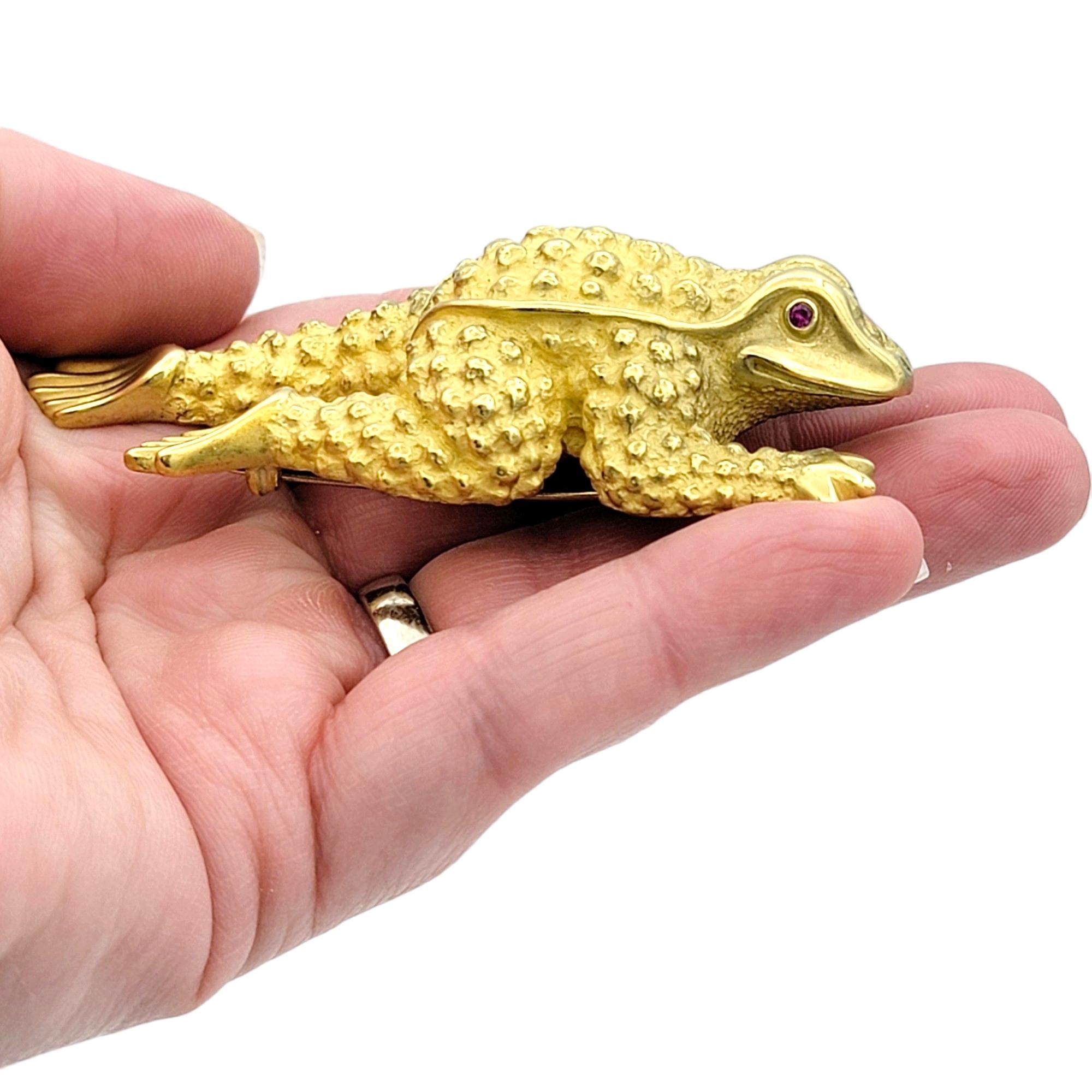 Kieselstein-Cord Textured Toad Brooch with Ruby Eyes in 18 Karat Yellow Gold For Sale 5