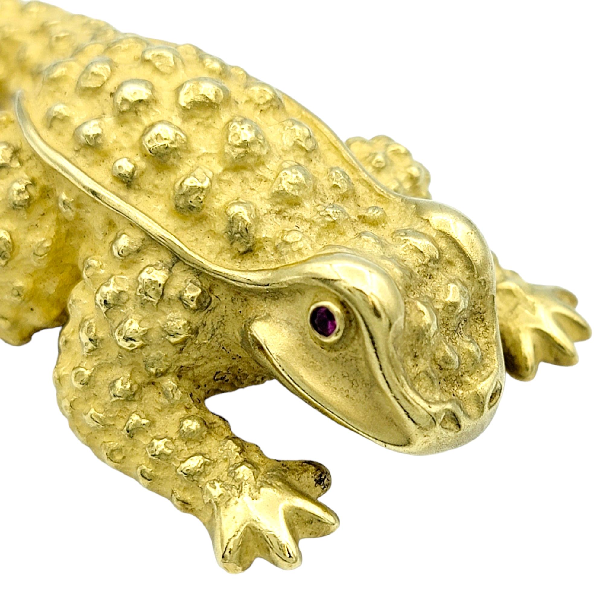 This captivating Kieselstein Cord brooch features a charming depiction of a toad in a mid-crawl stance, crafted from luxurious 18 karat yellow gold. The lifelike detailing of the toad's form, captured in intricate goldwork, adds depth and character