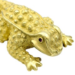 Kieselstein-Cord Textured Toad Brooch with Ruby Eyes in 18 Karat Yellow Gold