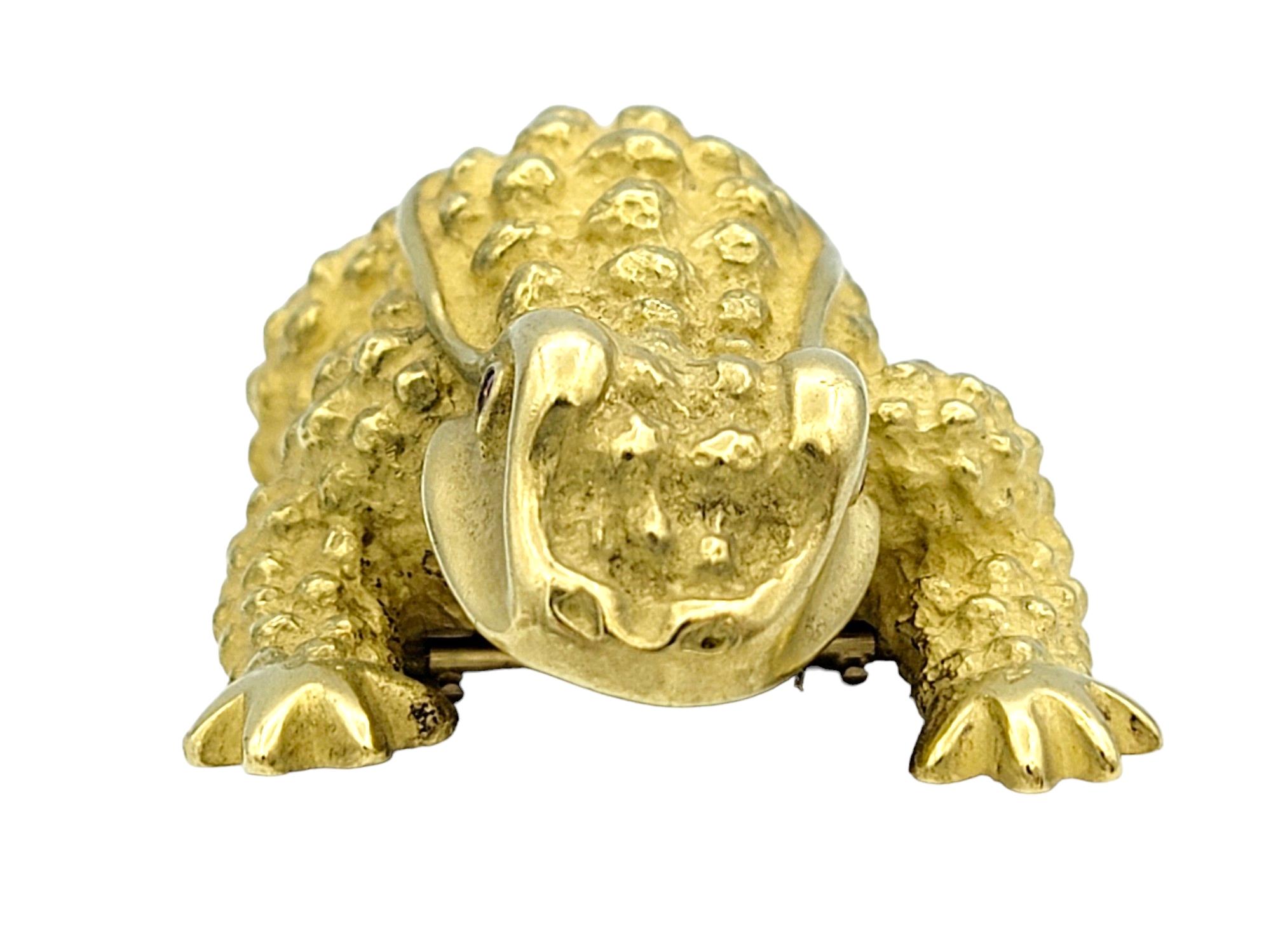 Contemporary Kieselstein-Cord Textured Toad Brooch with Ruby Eyes in 18 Karat Yellow Gold For Sale
