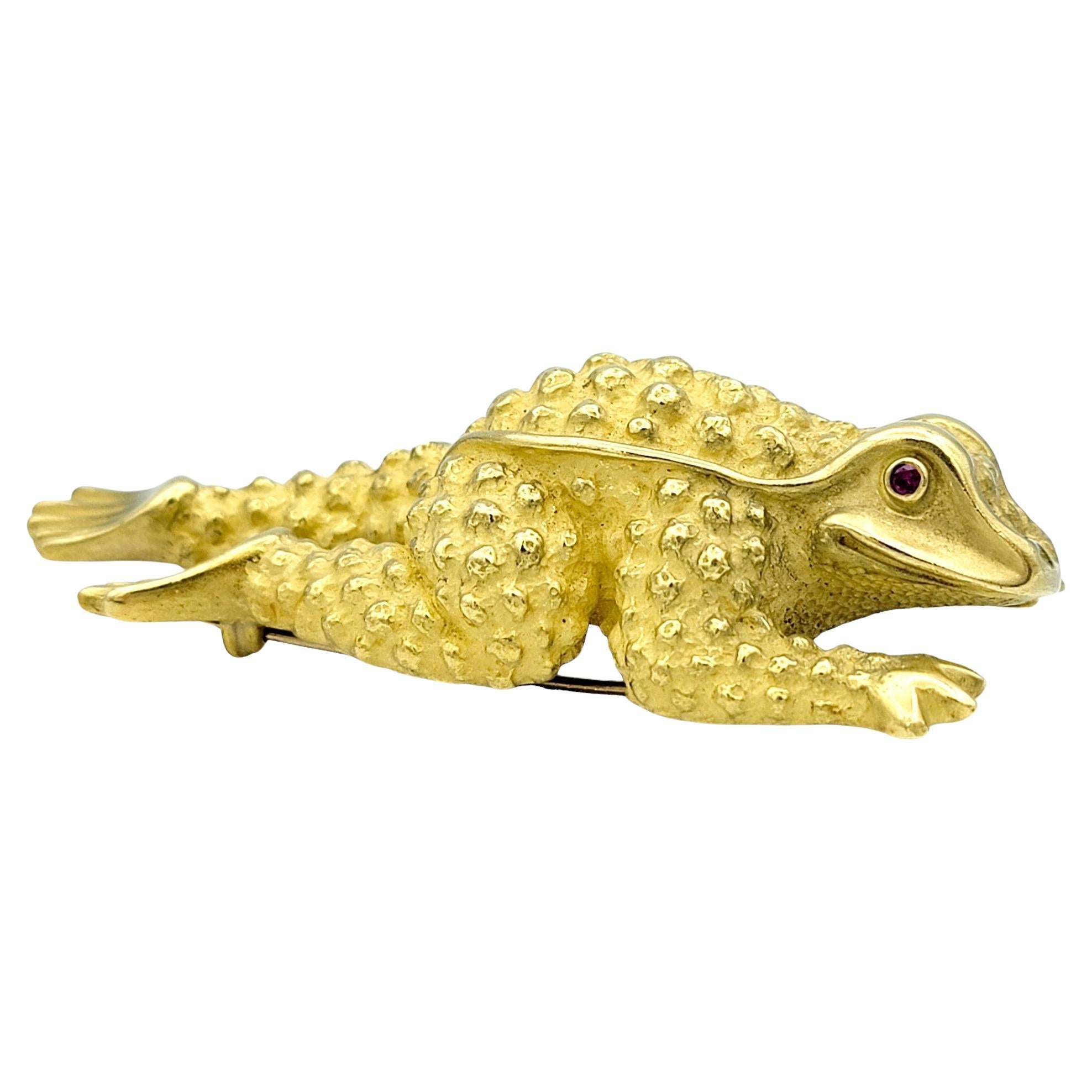 Kieselstein-Cord Textured Toad Brooch with Ruby Eyes in 18 Karat Yellow Gold For Sale