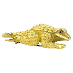 Kieselstein-Cord Textured Toad Brooch with Ruby Eyes in 18 Karat Yellow Gold