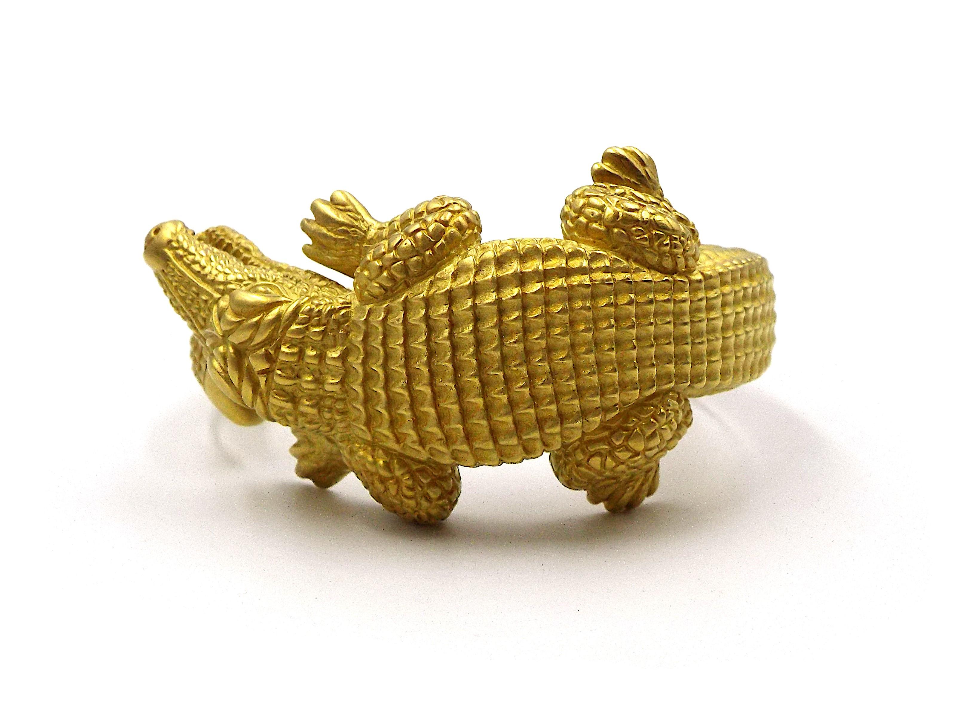 Entworfen als strukturierter Wickel-Alligator, aufklappbar mit seitlicher Öffnung. 6 1/2 Zoll Innenumfang. Gestempelt 750 B. KIESELSTEIN-CORD 1988 (Herstellermarke) 18K.
Bruttogewicht: 99,80 dwt.