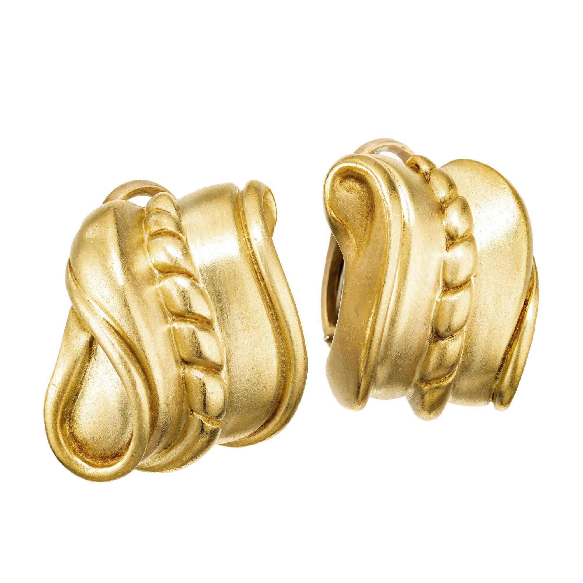 Step into a world of exquisite elegance with the Kieselstein Cord yellow gold clip post earrings. These stunning earrings are a harmonious blend of timeless design and contemporary flair, meticulously crafted to adorn your ears with a touch of