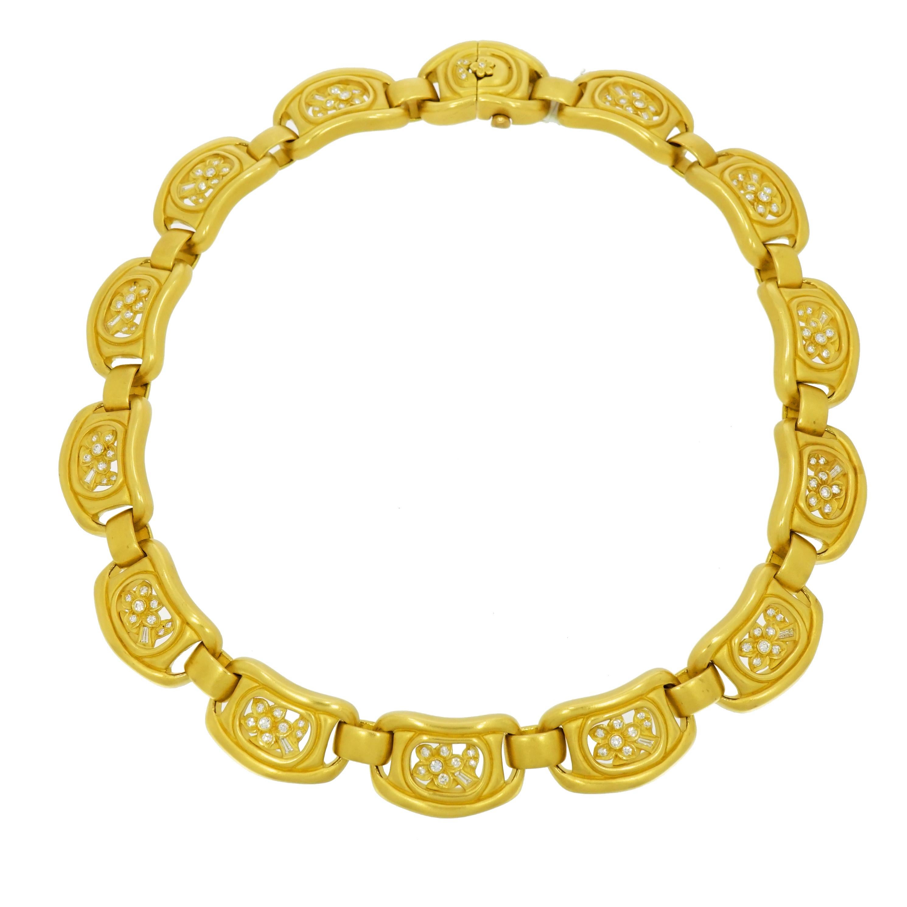 Barry Kieselstein-Cord (BKC) is a critically acclaimed, international, award-winning legendary American designer, artist, and photographer.
This 18k yellow gold necklace is composed of soft organic shaped links centering flowers and leaves, accented