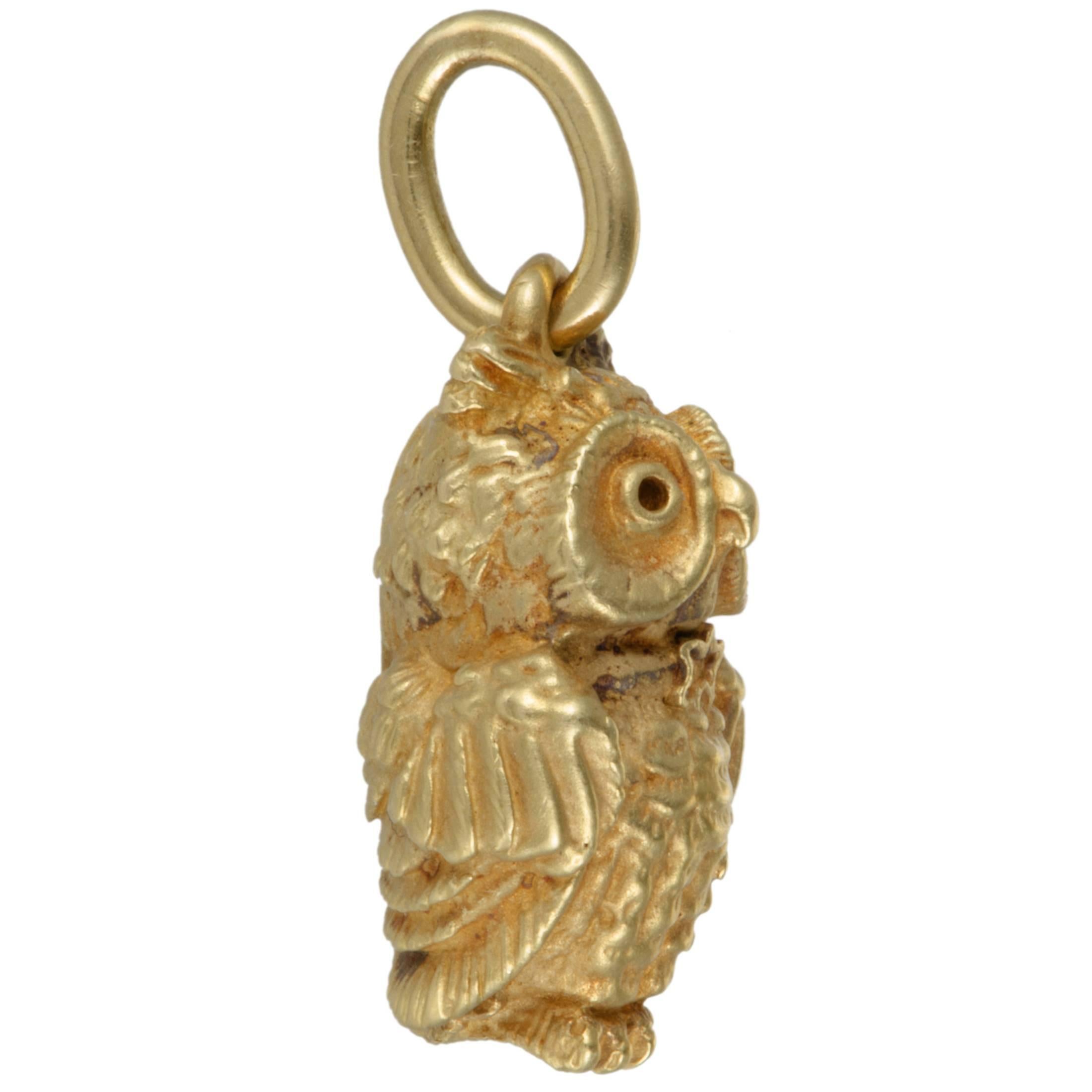 This fascinating owl pendant is incredibly designed by Keiselstein-Cord. The remarkable pendant glistens in the beautiful shimmer of 18K gold and is a fashionable item to add to your collection.
