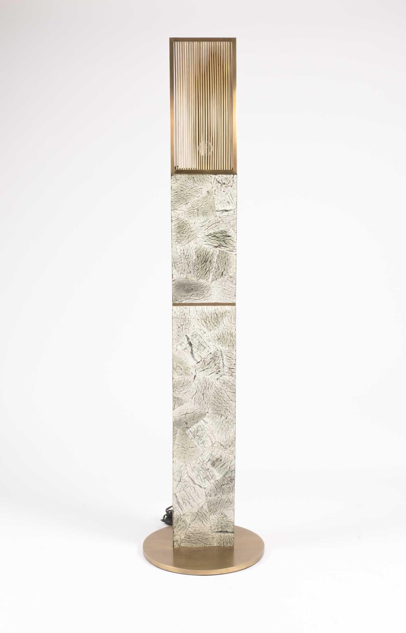 Die große Propeller-Stehleuchte Kifu Paris aus Baguio-Stein ist ein skulpturales Beleuchtungsobjekt und in zwei weiteren Größen erhältlich, die separat verkauft werden (Bilder am Ende der Folie). Die Farben des Baguio-Steins sind in den Tönen Grün,