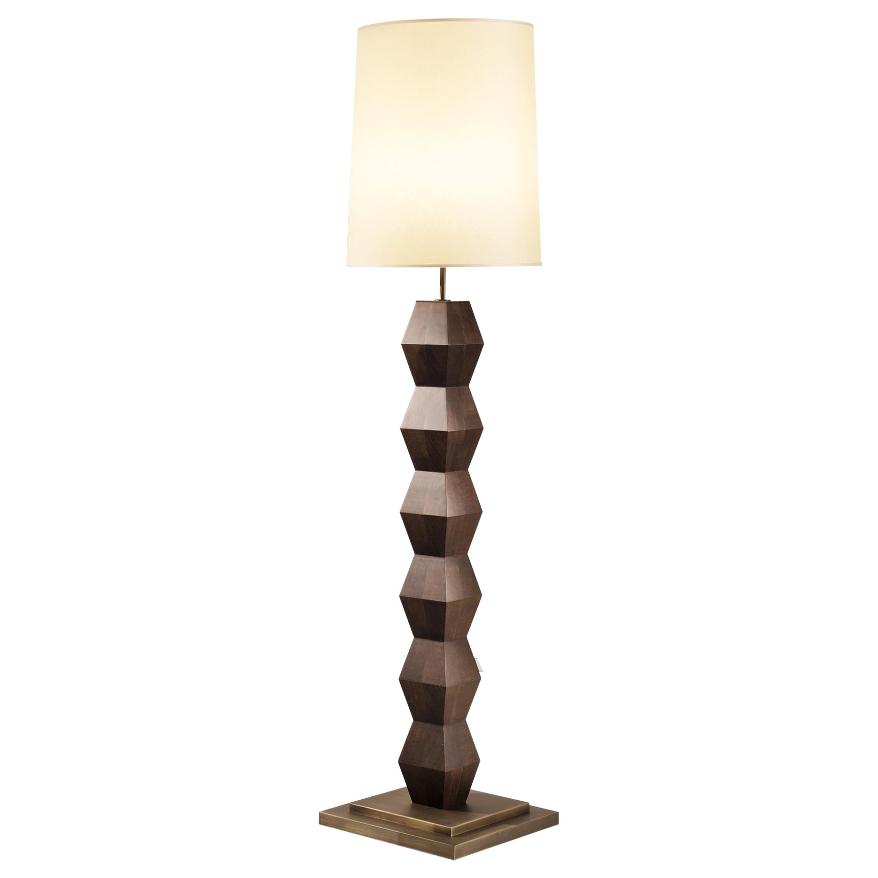Lampada da terra Kigelia in noce con base in ottone bronzato di Lorenza Bozzoli