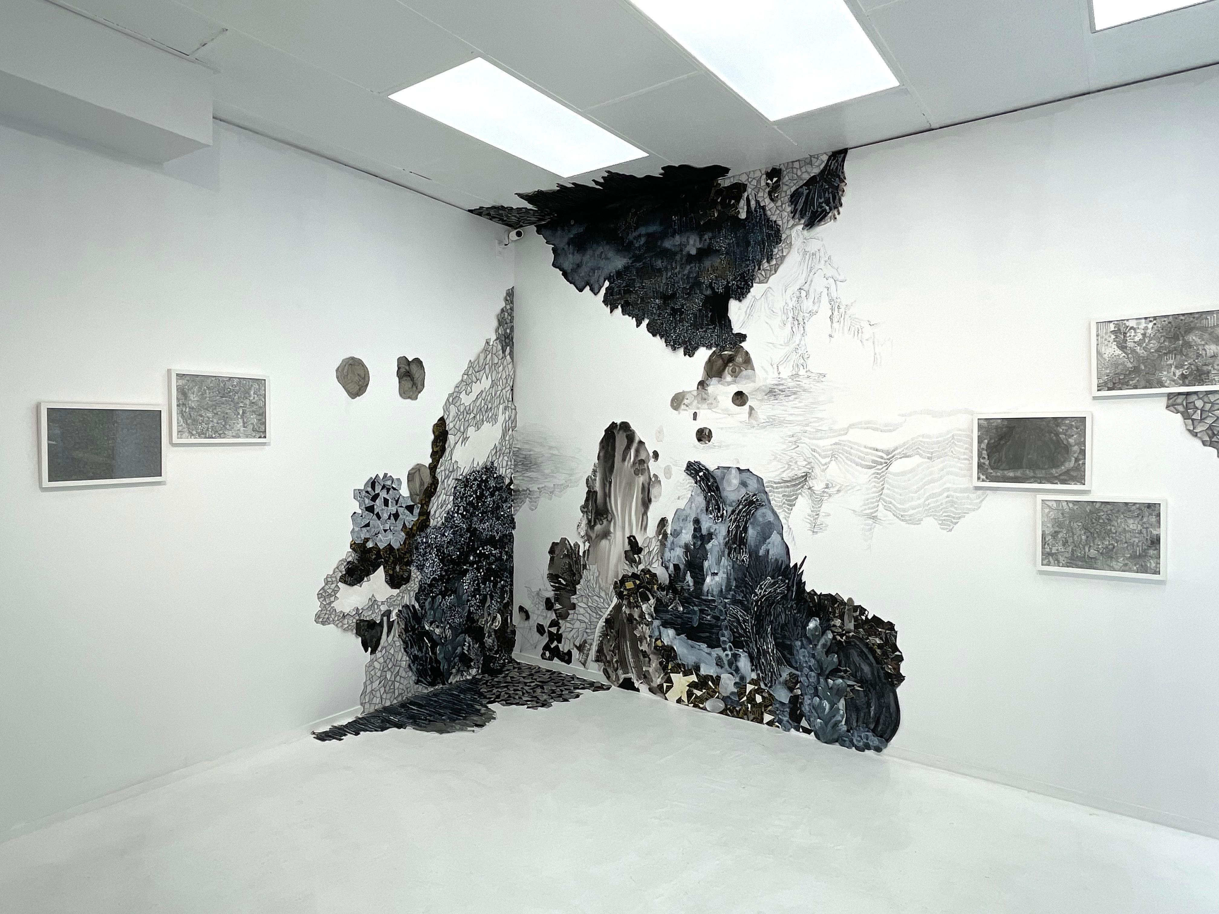 Kigin Yang (geb. 1988, Seoul, Südkorea) erhielt ihren B.F.A. und M.F.A. von der Seoul National University. Sie hatte Einzel- und Gruppenausstellungen vor allem in Südkorea. Sie wurde als aufstrebende Künstlerin von der Gyeong-Gi Cultural Foundation