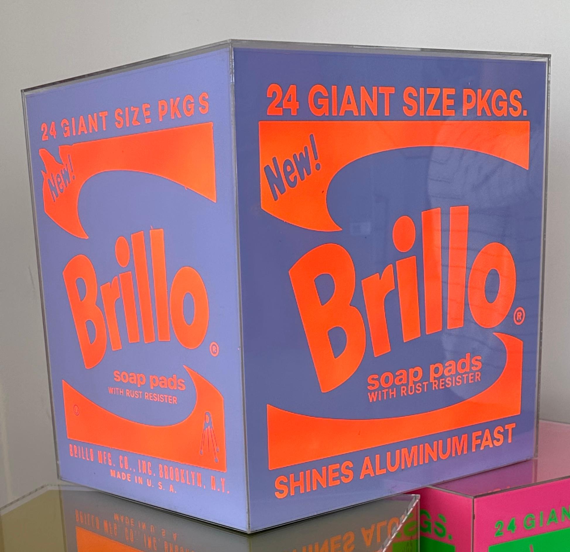 „Brillo Box Lila“ Skulptur 17" x 17,5" x 14" Zoll Auflage 1/1 von Kii Arens