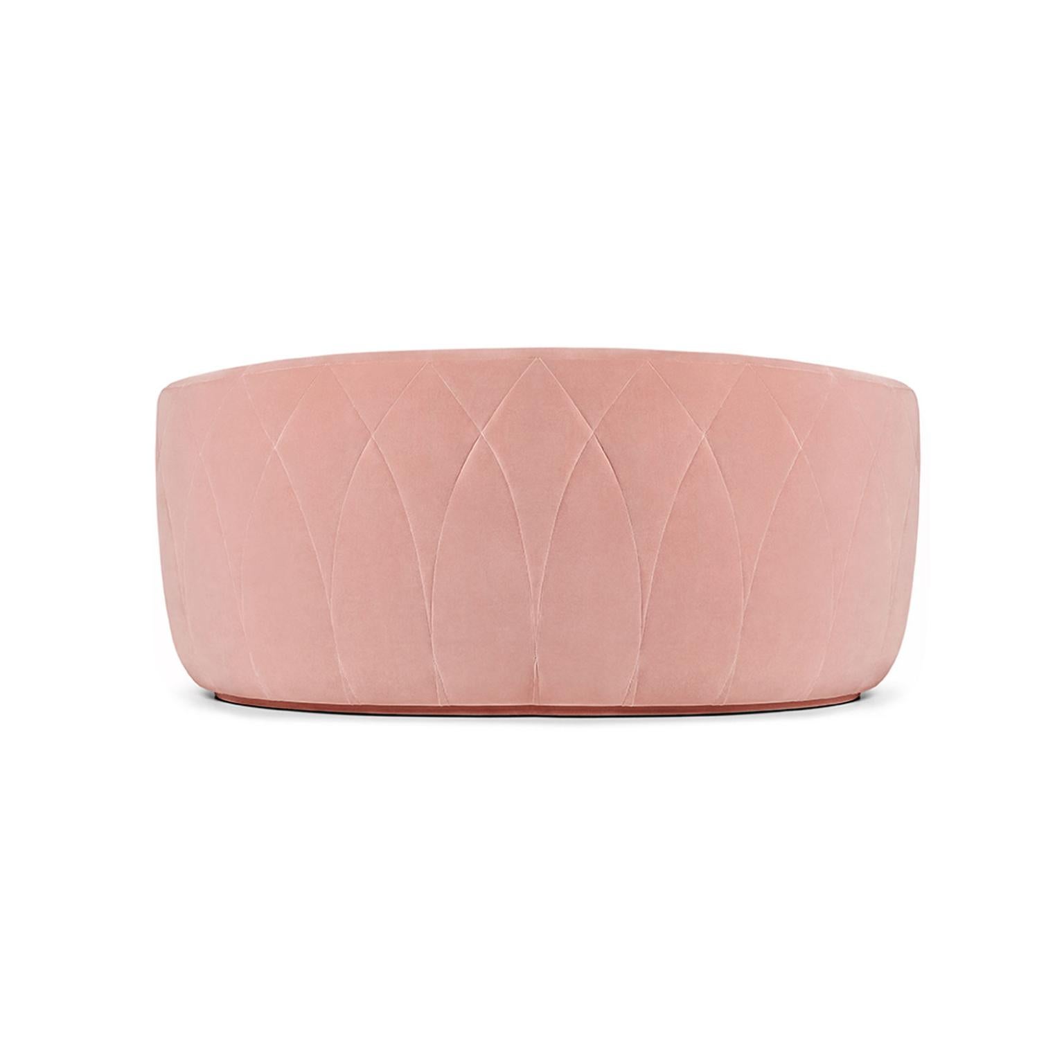 Kiki 260 Sofa by Munna
Dimensions : D 132 x L 260 x H 114 cm. SH : 47 cm.
MATERIAL : Bois, mousse et rembourrage.
Finition : Velours de coton, ref. Milkshake Pink, CV29.

Disponible dans tous les tissus Munna, à l'exception de la soie sauvage.