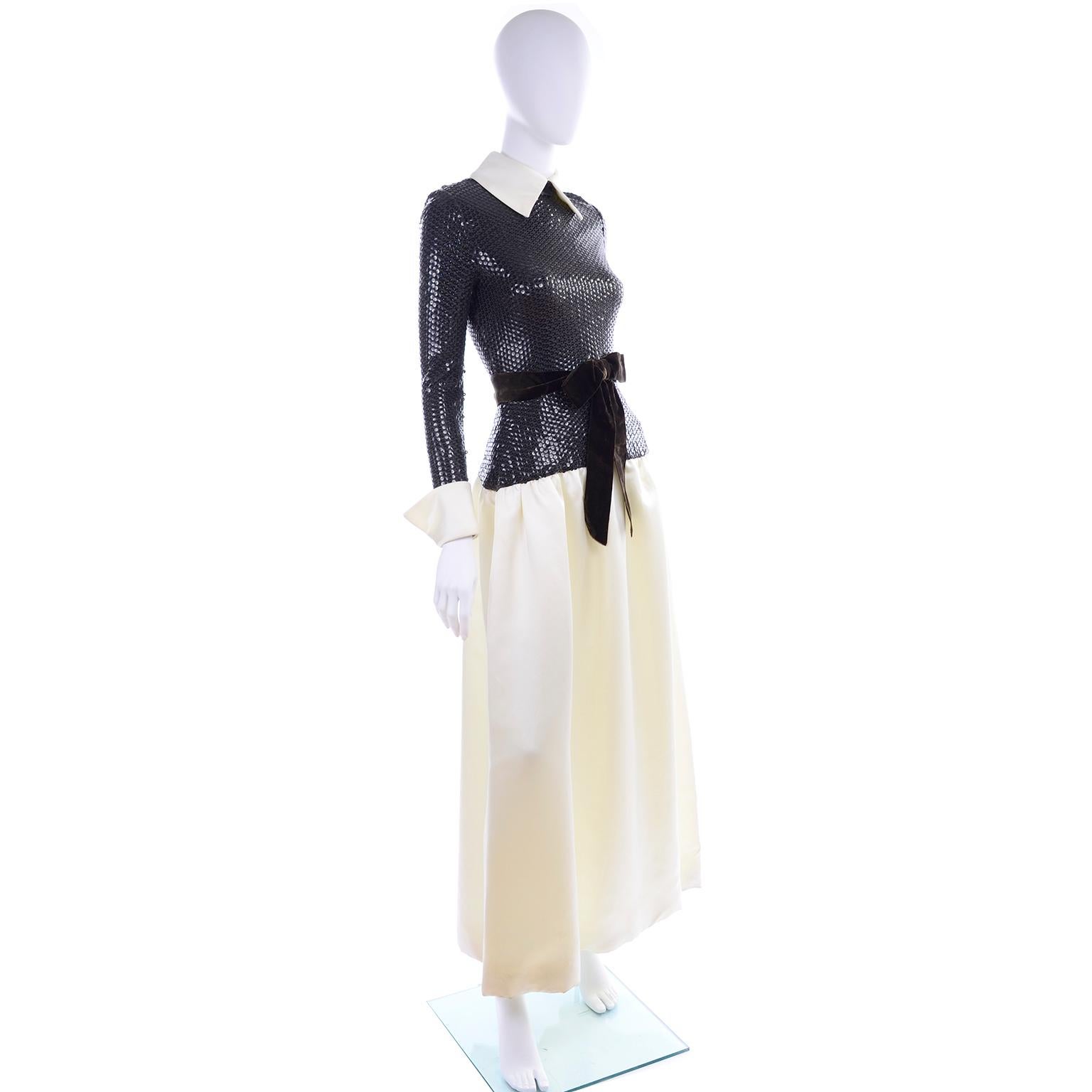 Kiki Hart - Robe de soirée vintage en satin ivoire avec corsage à sequins marron et nœud en velours en vente 3