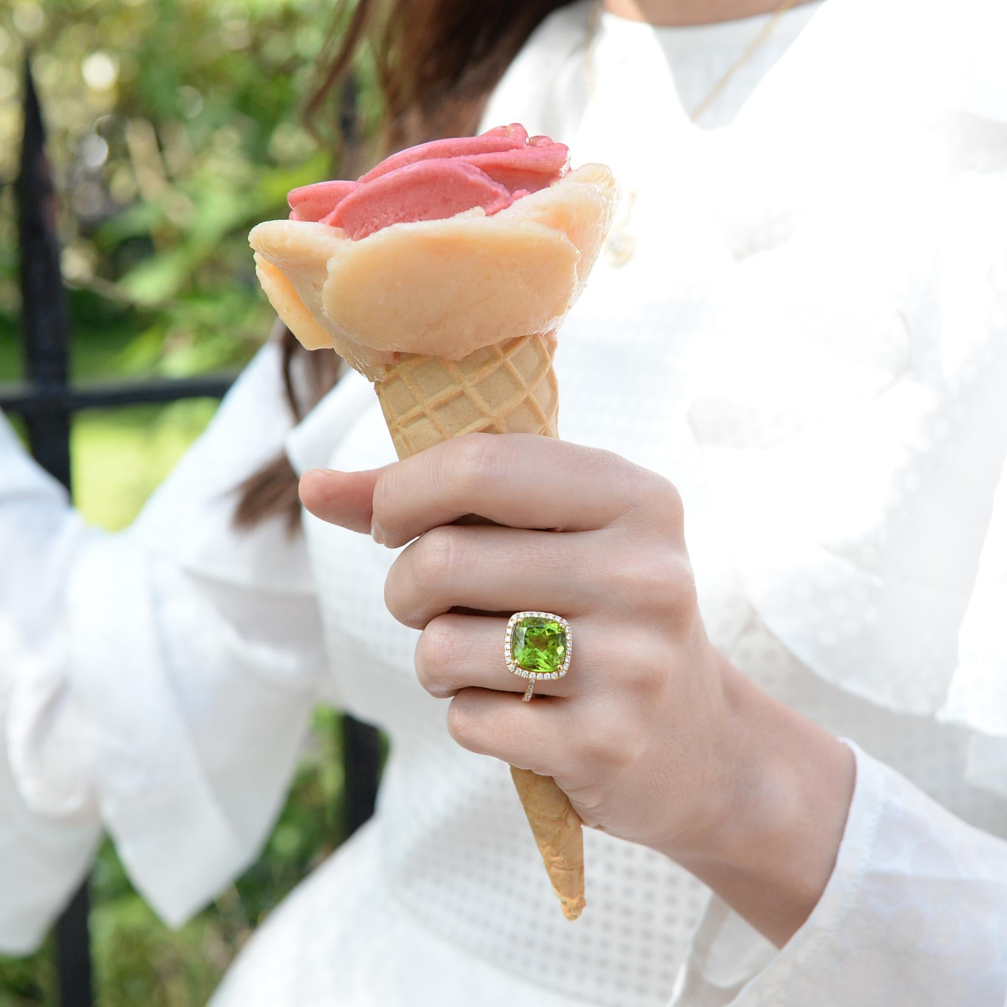 Kiki McDonough 18 Carat Yellow Gold Cushion Peridot and Diamond Cocktail Ring In New Condition In London, GB