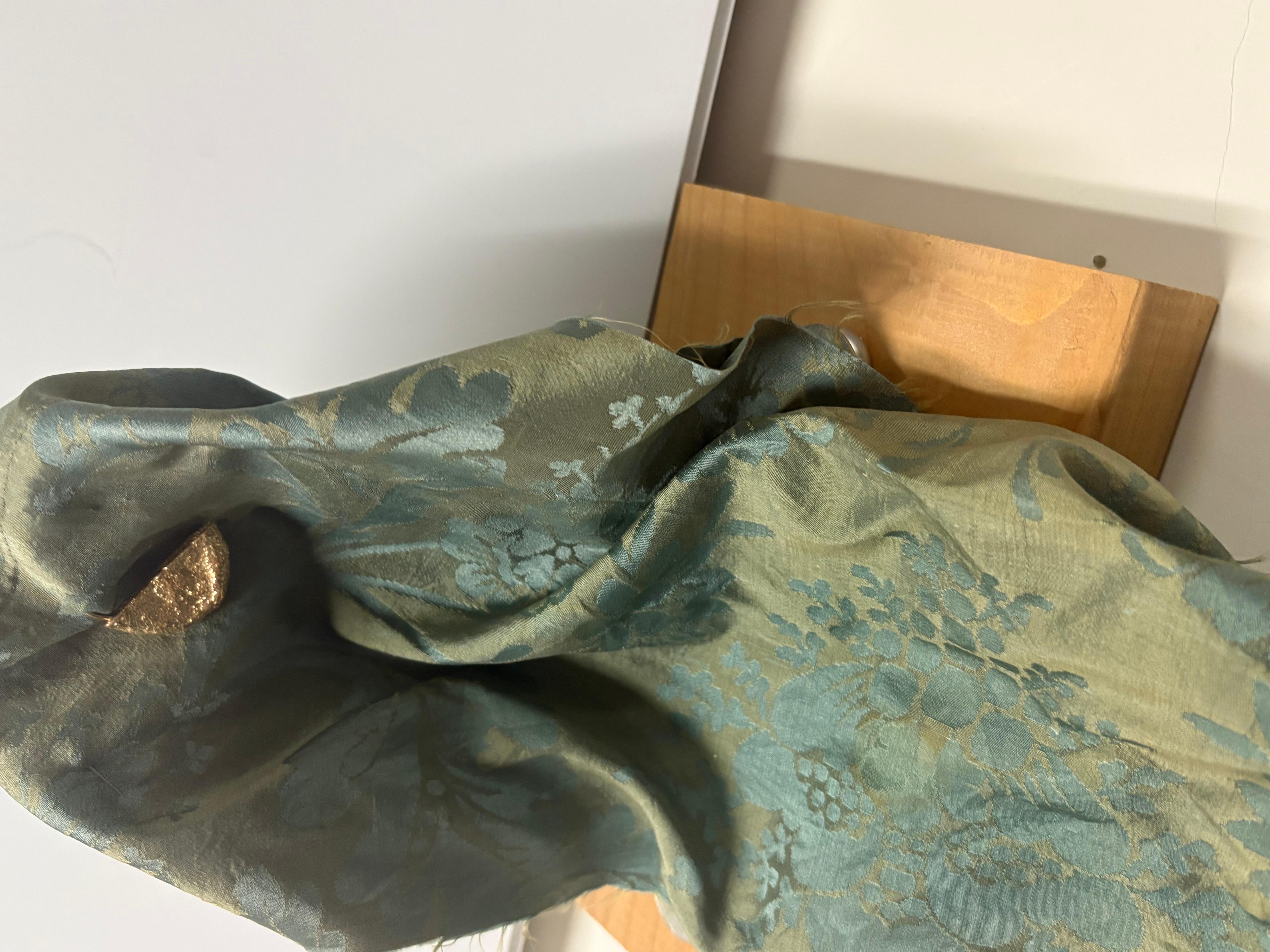 Oro 18k, damasco di seta del XIX secolo Scultura Realizzata solo in 18 esemplari in vendita 1