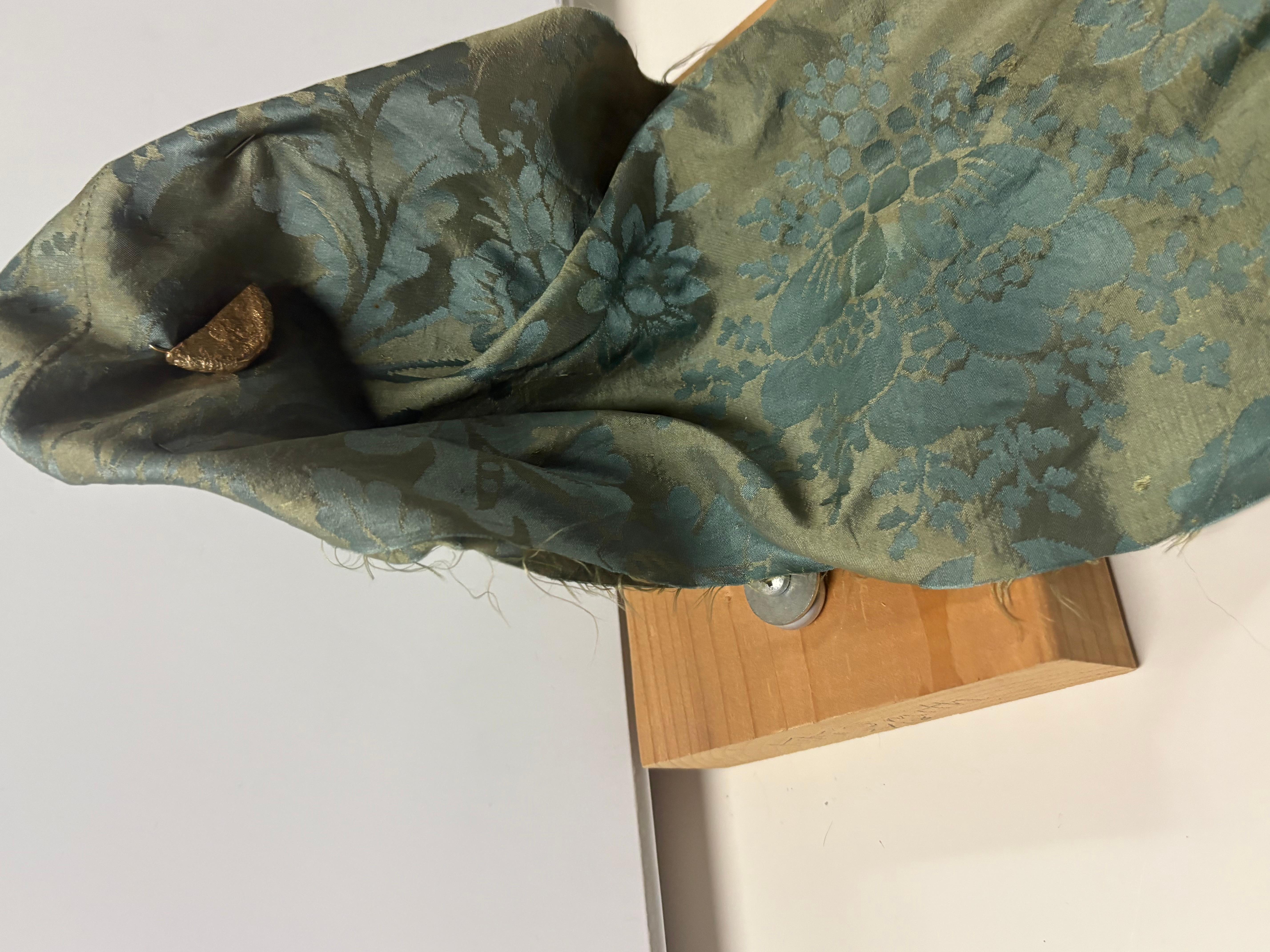 Oro 18k, damasco di seta del XIX secolo Scultura Realizzata solo in 18 esemplari in vendita 2
