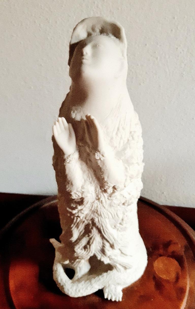 Chimère en prière est une œuvre d'art contemporain réalisée par Kiki Smith en 2004.

Sculpture originale en porcelaine et biscuit. 

Provenance Galerie Lorcan O'Neil Roma. 

Certificat d'authenticité signé par l'artiste. 

Kiki Smith (née le 18