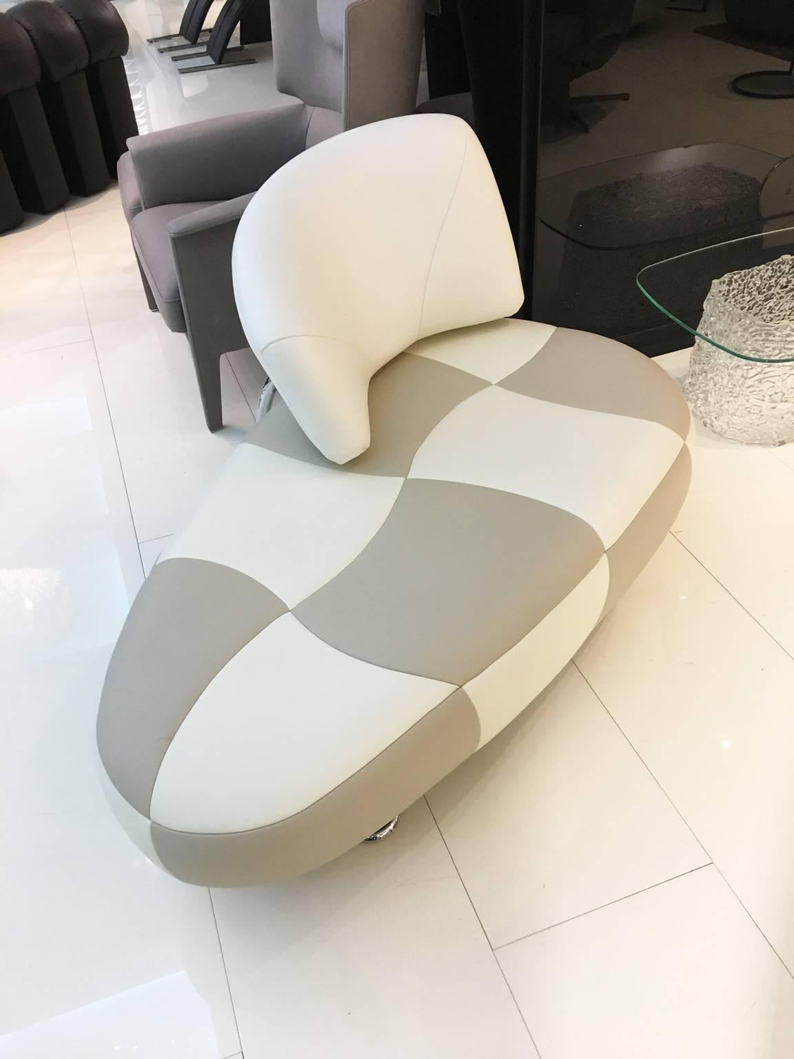 Sitting or reclining? On Kikko you can do both. Is it a chaise longue? Yes, but this multifunctional piece does more. By lifting the back slightly it turns 90 degrees to the left or right. That transforms the chaise longue into a comfortable seat