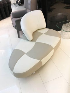 Chaise Lounge Kikko in pelle bianca e taupe con acciaio cromato lucido di Leolux
