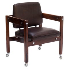 Chaise Kiko en bois et cuir brésilien de Sergio Rodrigues