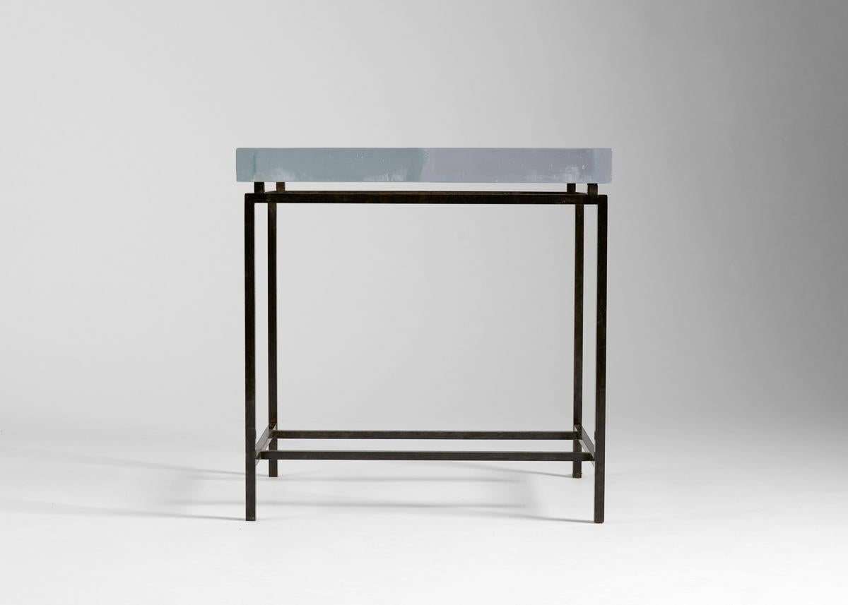 Kiko Lopez a toujours été captivé par la profondeur du cristal, qu'il obtient, dans le cas de ses extraordinaires pièces Glaçon, grâce à un processus minutieux et imprévisible de fusion, de recuisson et de refonte du verre moulé. Les semaines de