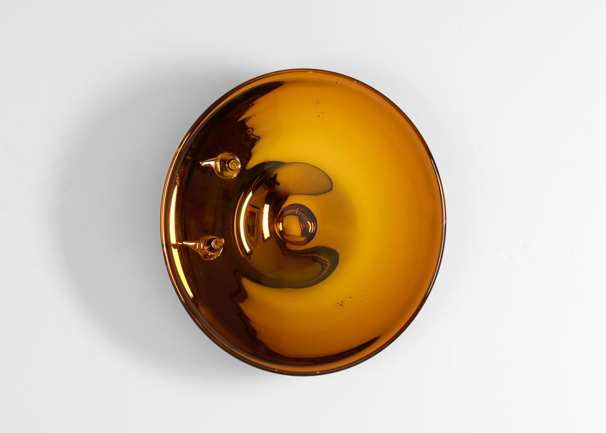 Kiko Lopez, Golden Eye Amber, scultura da parete concava contemporanea, Francia, 2024 In condizioni ottime in vendita a New York, NY