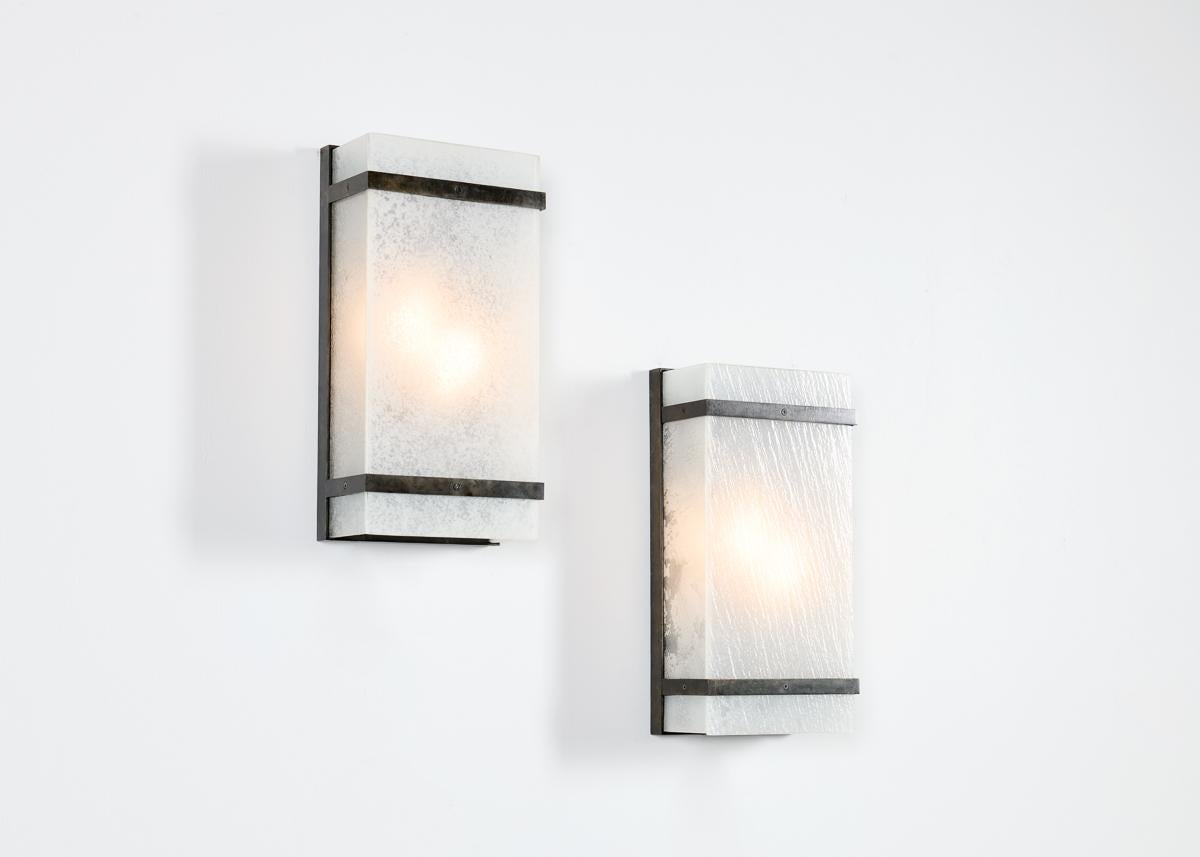 Sebbene sia conosciuto soprattutto per i suoi specchi e per l'églomisé, Kiko Lopez è un maestro nel concepire il vetro in tutti i modi: i suoi progetti di illuminazione lo dimostrano. Queste eleganti applique avvolgono la loro fonte di luce in