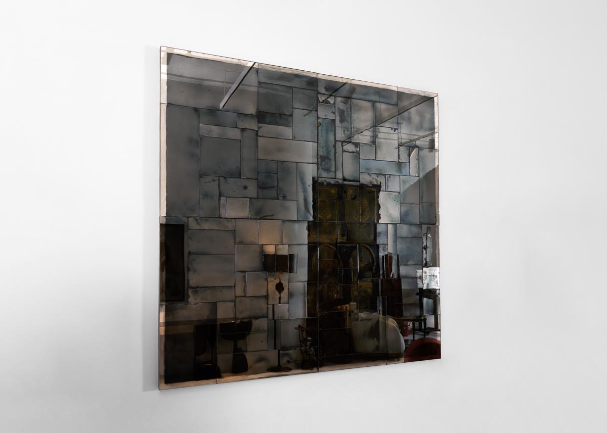 Les 100, un grand miroir carré composé de rectangles de verre bleu parfaitement emboîtés, illustre sa maîtrise de cette pratique presque oubliée, ainsi que l'engagement de Lopez à utiliser ces méthodes ancestrales pour créer des œuvres d'art