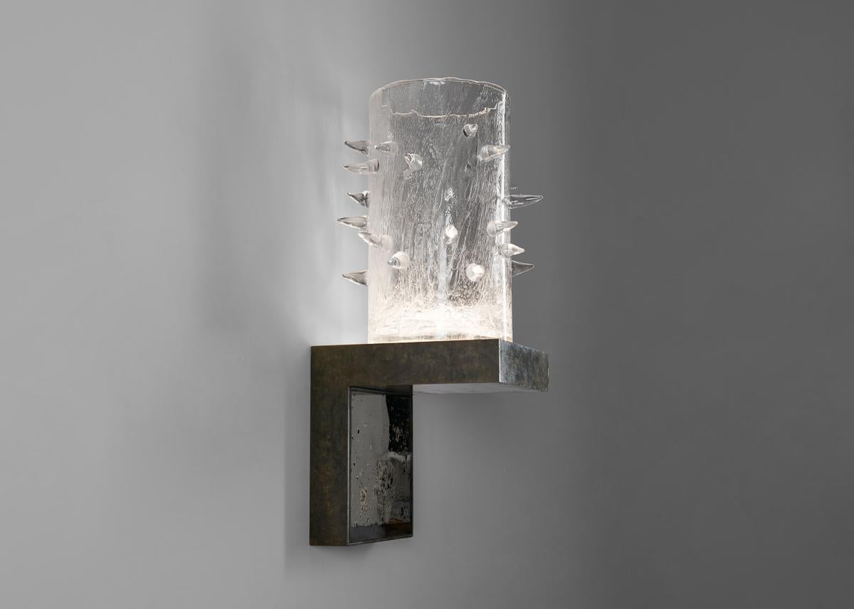 Kiko Lopez a toujours été captivé par la profondeur du cristal, qu'il obtient, dans le cas de ses extraordinaires pièces Vesuvius, grâce à un processus minutieux et imprévisible de fusion, de recuisson et de refonte du verre moulé. Les semaines de