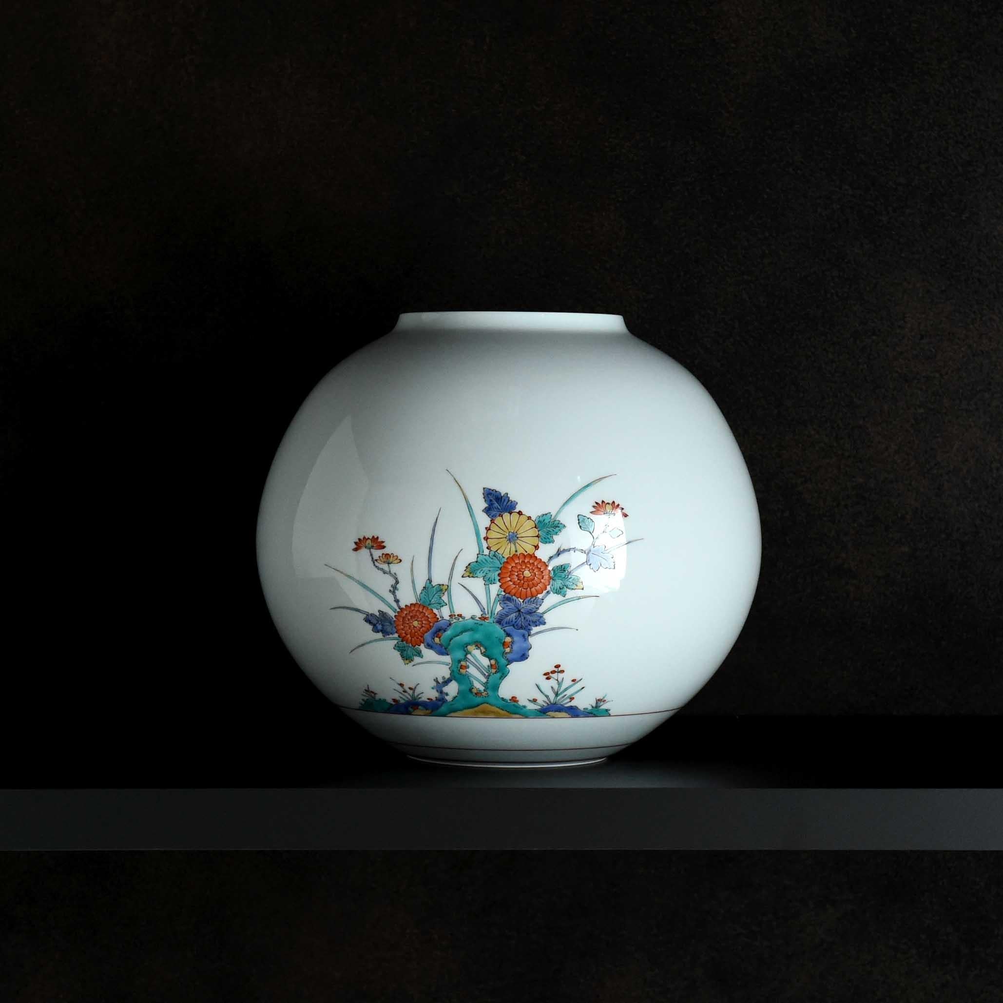 Dipinto a mano. Questo vaso incorpora lo stile Kakiemon, una tecnica che ricorda la tradizione delle ceramiche rosse Song. L'esclusiva tecnica 