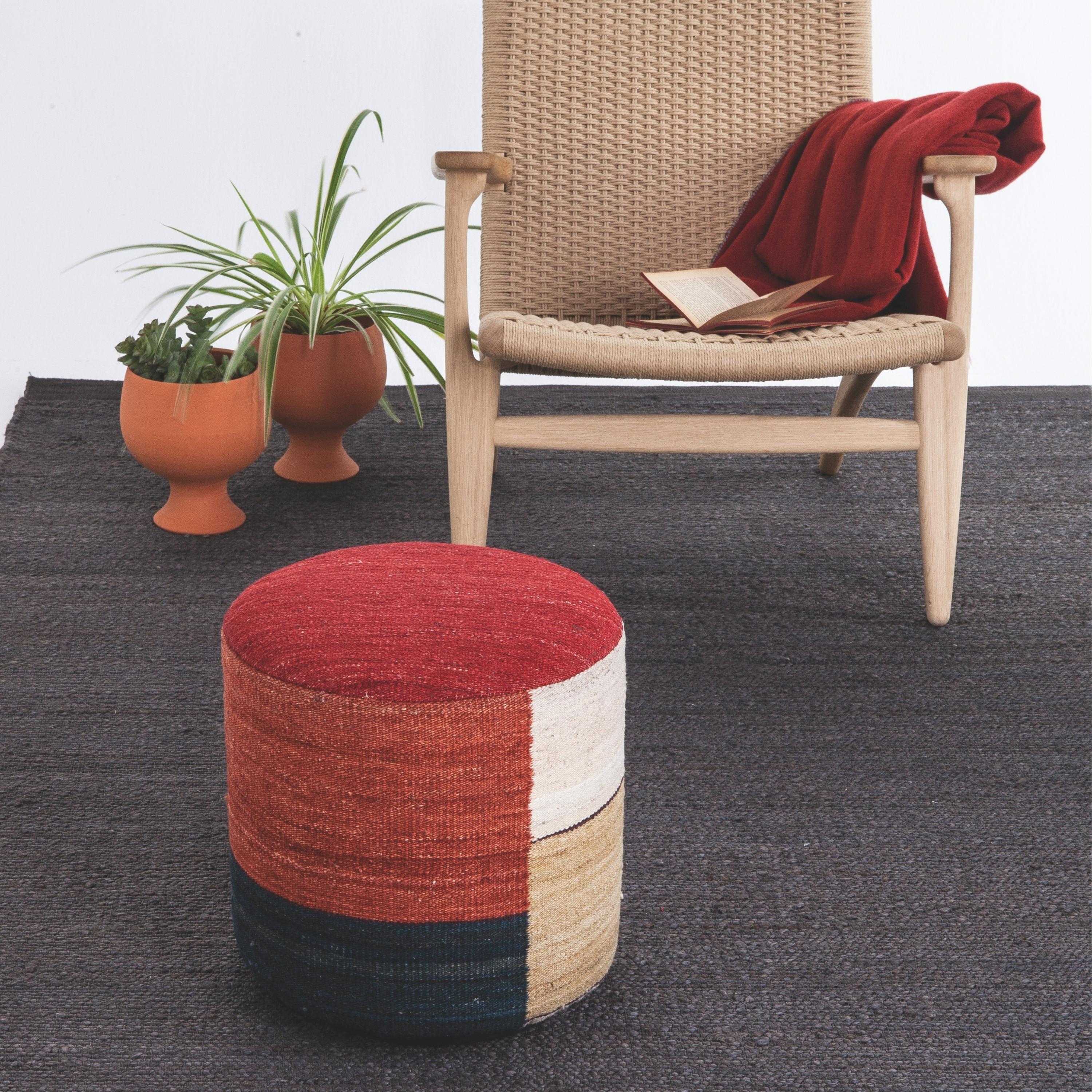 Puf 'Kilim 3' de Nani Marquina y Marcos Catalán para Nanimarquina.

Realizado en 100% lana afgana hilada a mano con una base de abedul y relleno ignífugo, este accesorio decorativo es la forma perfecta de añadir un toque de color a cualquier