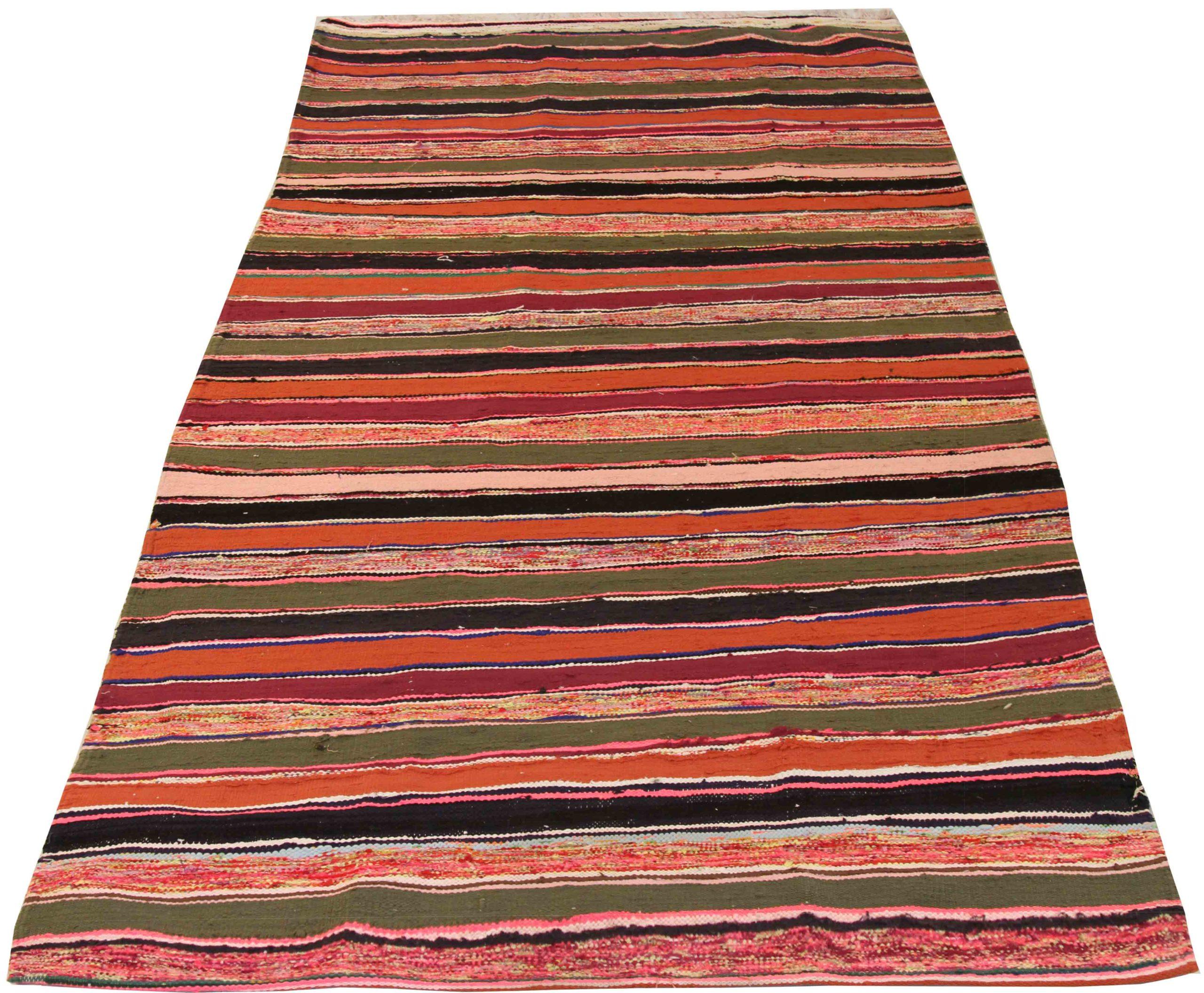 Découvrez l'élégance de ce Kilim unique, réalisé par un artisan de la région de CIRCA en 1880. Conçu avec une attention méticuleuse aux détails, ce design exclusif est parfait pour mettre en valeur votre espace.