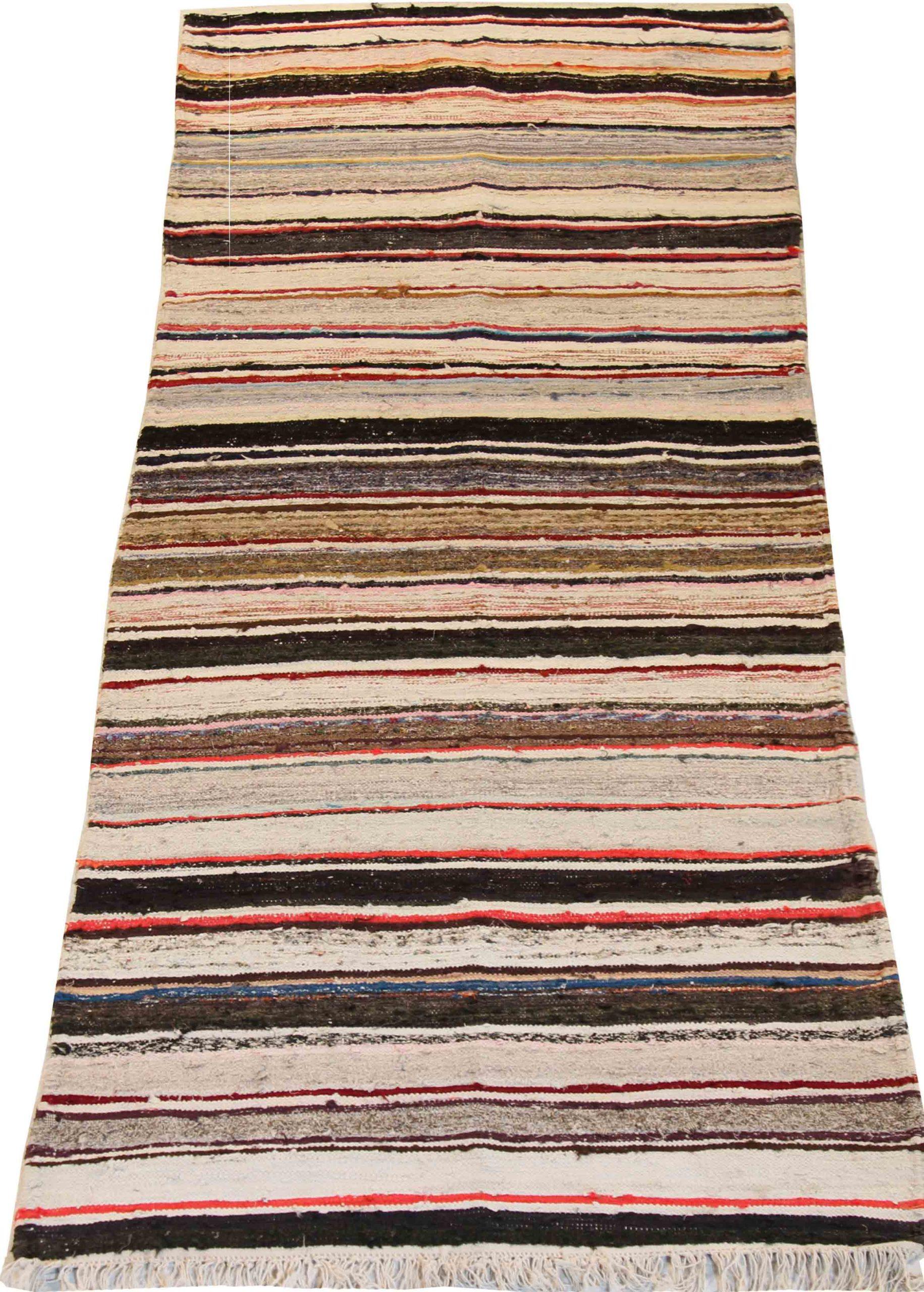 Entdecken Sie die Eleganz dieses einzigartigen Kelims aus der Zeit um 1880, der sich durch wunderschöne Handwerkskunst auszeichnet. Dieses exklusive Design, das mit viel Liebe zum Detail entworfen wurde, ist perfekt, um Ihren Raum zu verschönern.