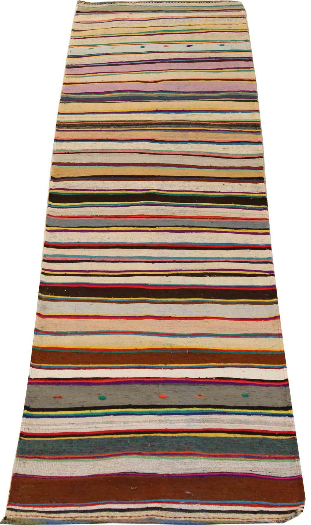 Entdecken Sie die Eleganz dieses einzigartigen Kelims aus der Zeit um 1880, der sich durch wunderschöne Handwerkskunst auszeichnet. Dieses exklusive Design, das mit viel Liebe zum Detail entworfen wurde, ist perfekt, um Ihren Raum zu verschönern.