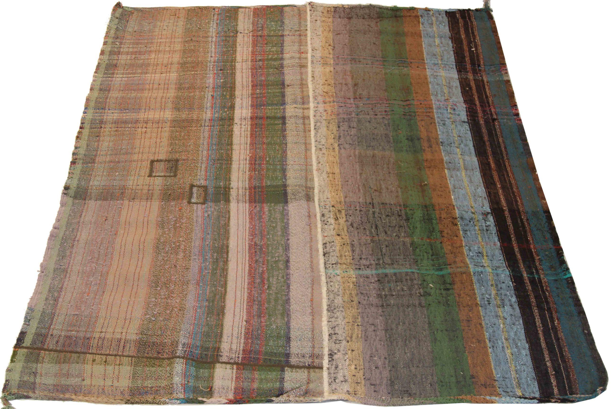 Entdecken Sie die Eleganz dieses einzigartigen Kelims aus der Zeit um 1880, der sich durch wunderschöne Handwerkskunst auszeichnet. Dieses exklusive Design, das mit viel Liebe zum Detail entworfen wurde, ist perfekt, um Ihren Raum zu verschönern.