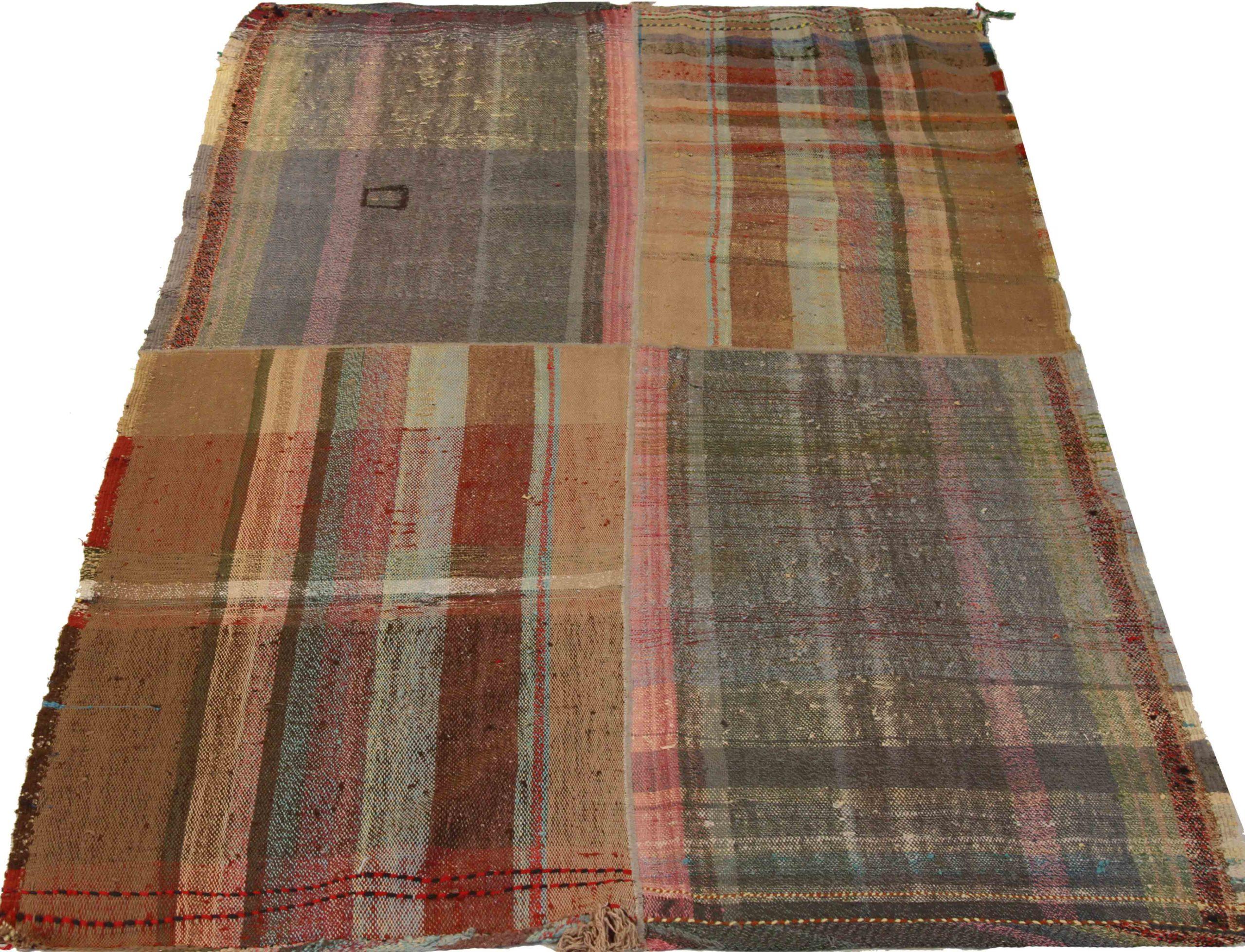 Découvrez l'élégance de ce Kilim unique, réalisé par un artisan de la région de CIRCA en 1880. Conçu avec une attention méticuleuse aux détails, ce design exclusif est parfait pour mettre en valeur votre espace.