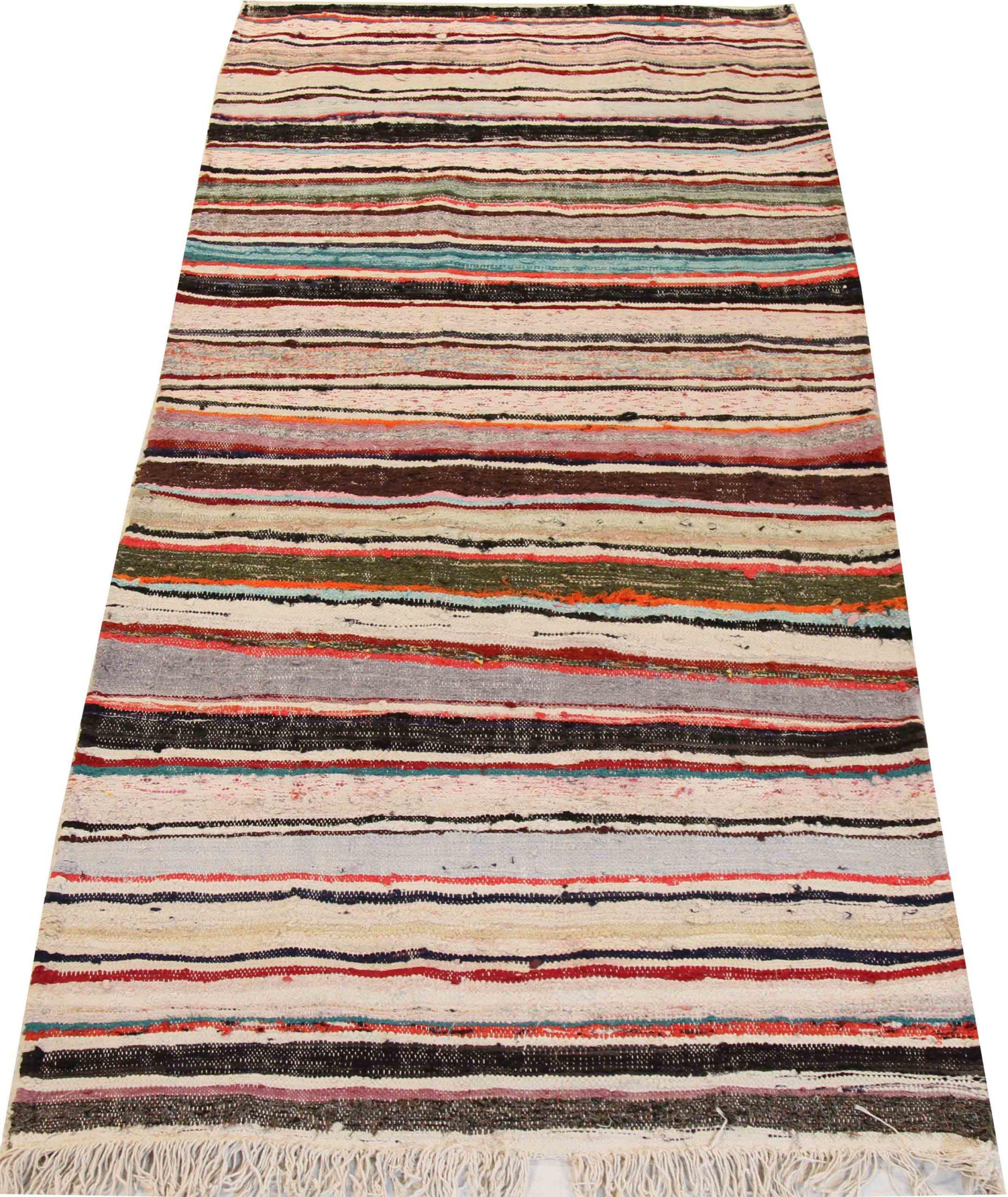 Entdecken Sie die Eleganz dieses einzigartigen Kelims aus der Zeit um 1880, der sich durch wunderschöne Handwerkskunst auszeichnet. Dieses exklusive Design, das mit viel Liebe zum Detail entworfen wurde, ist perfekt, um Ihren Raum zu verschönern.
