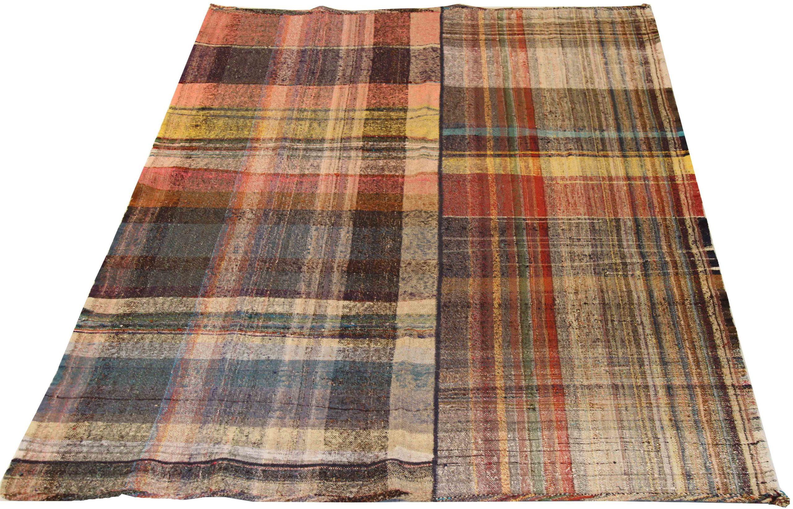 Descubre la elegancia de este Kilim único, fabricado artesanalmente en el año 1880. Diseñado con meticulosa atención al detalle, este diseño exclusivo es perfecto para realzar tu espacio.