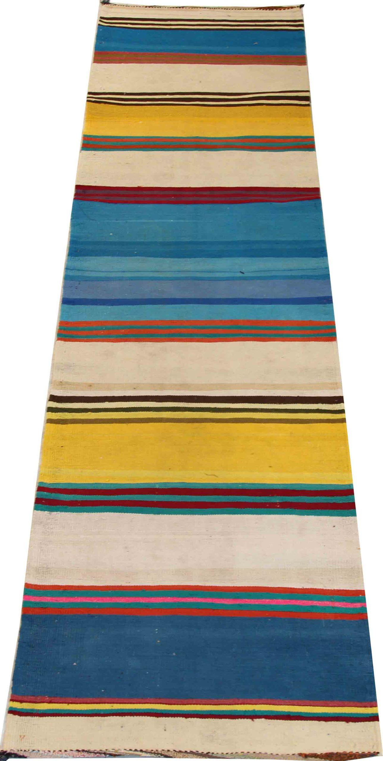 Descubre la elegancia de este Kilim único, fabricado artesanalmente en el año 1880. Diseñado con meticulosa atención al detalle, este diseño exclusivo es perfecto para realzar tu espacio.