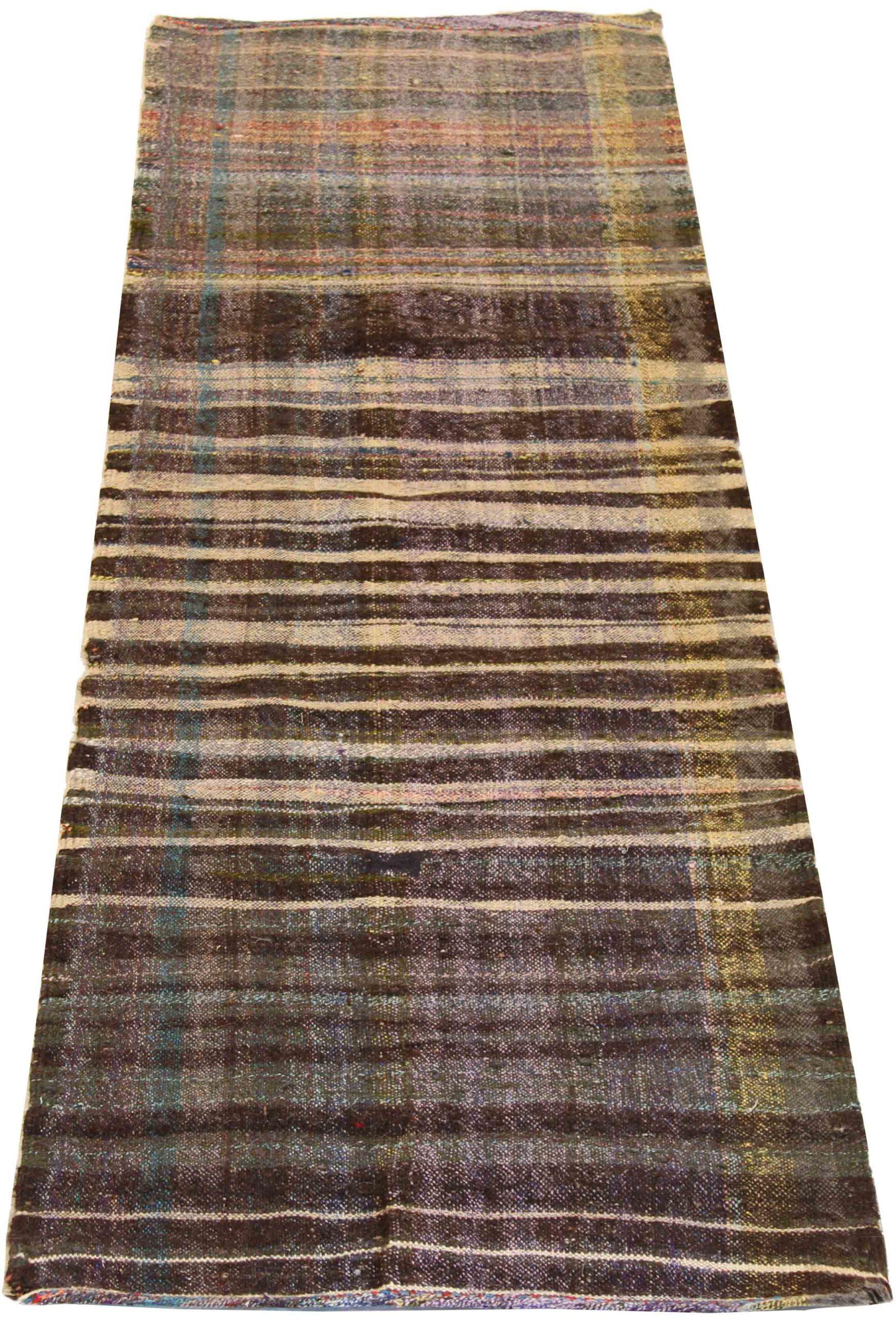 Entdecken Sie die Eleganz dieses einzigartigen Kelims aus der Zeit um 1880, der sich durch wunderschöne Handwerkskunst auszeichnet. Dieses exklusive Design, das mit viel Liebe zum Detail entworfen wurde, ist perfekt, um Ihren Raum zu verschönern.