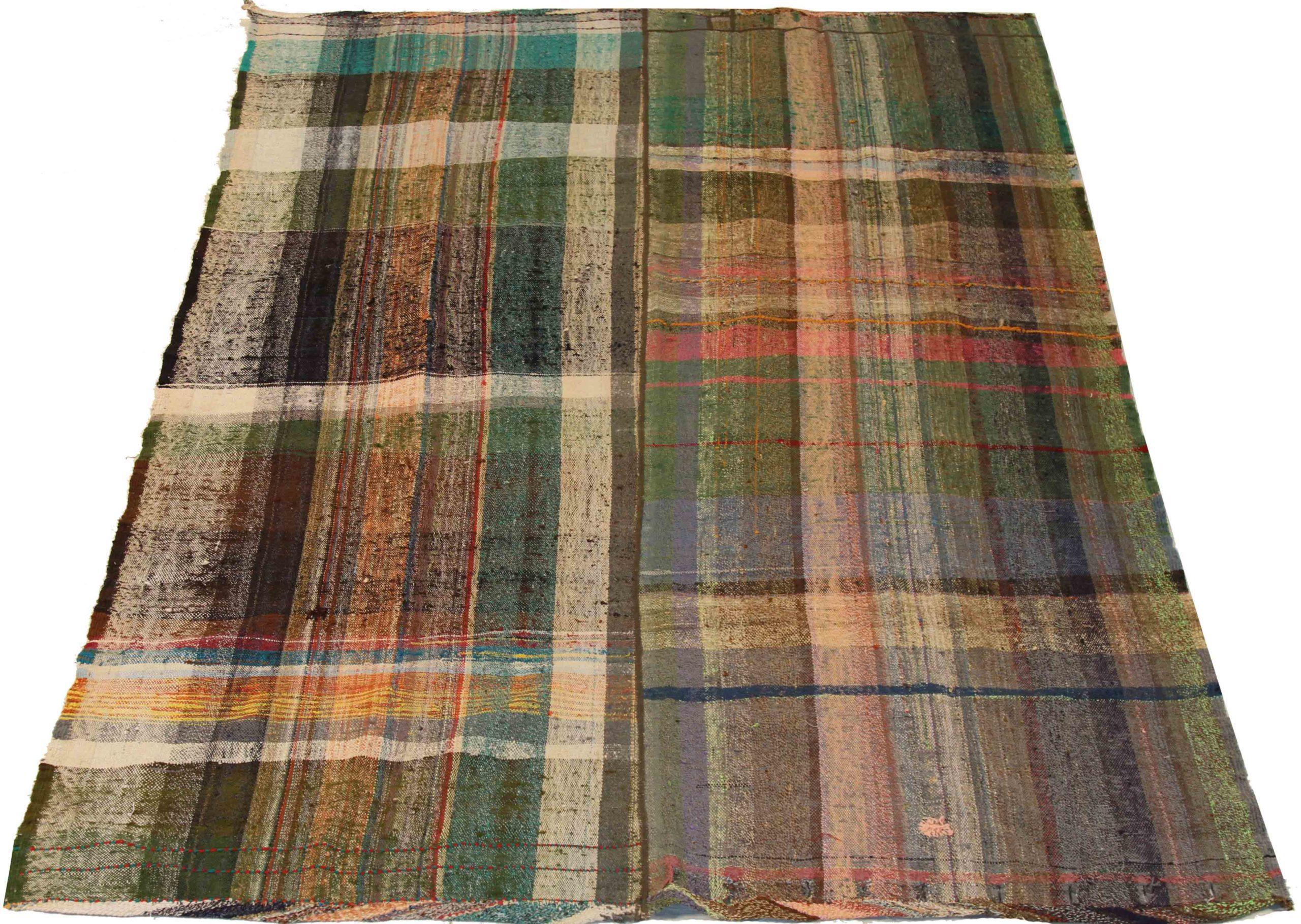 Scopri l'eleganza di questo Kilim unico nel suo genere, realizzato in modo artigianale nel 1880 circa. Progettato con una meticolosa attenzione ai dettagli, questo design esclusivo è perfetto per valorizzare il tuo spazio.