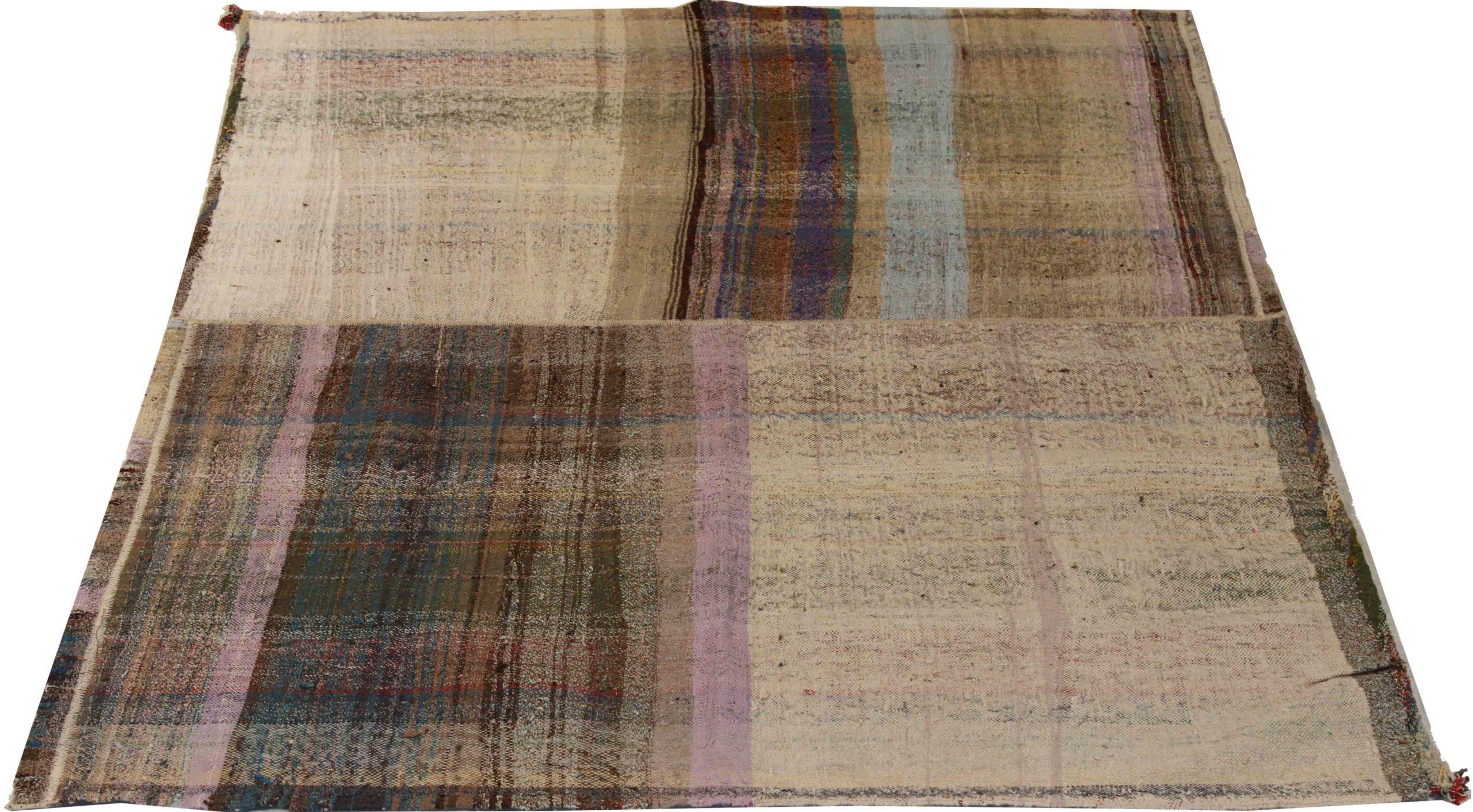 Entdecken Sie die Eleganz dieses einzigartigen Kelims aus der Zeit um 1880, der sich durch wunderschöne Handwerkskunst auszeichnet. Dieses exklusive Design, das mit viel Liebe zum Detail entworfen wurde, ist perfekt, um Ihren Raum zu verschönern.