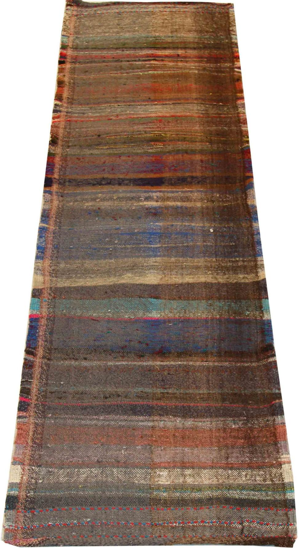 Scopri l'eleganza di questo Kilim unico nel suo genere, realizzato in modo artigianale nel 1880 circa. Progettato con una meticolosa attenzione ai dettagli, questo design esclusivo è perfetto per valorizzare il tuo spazio.