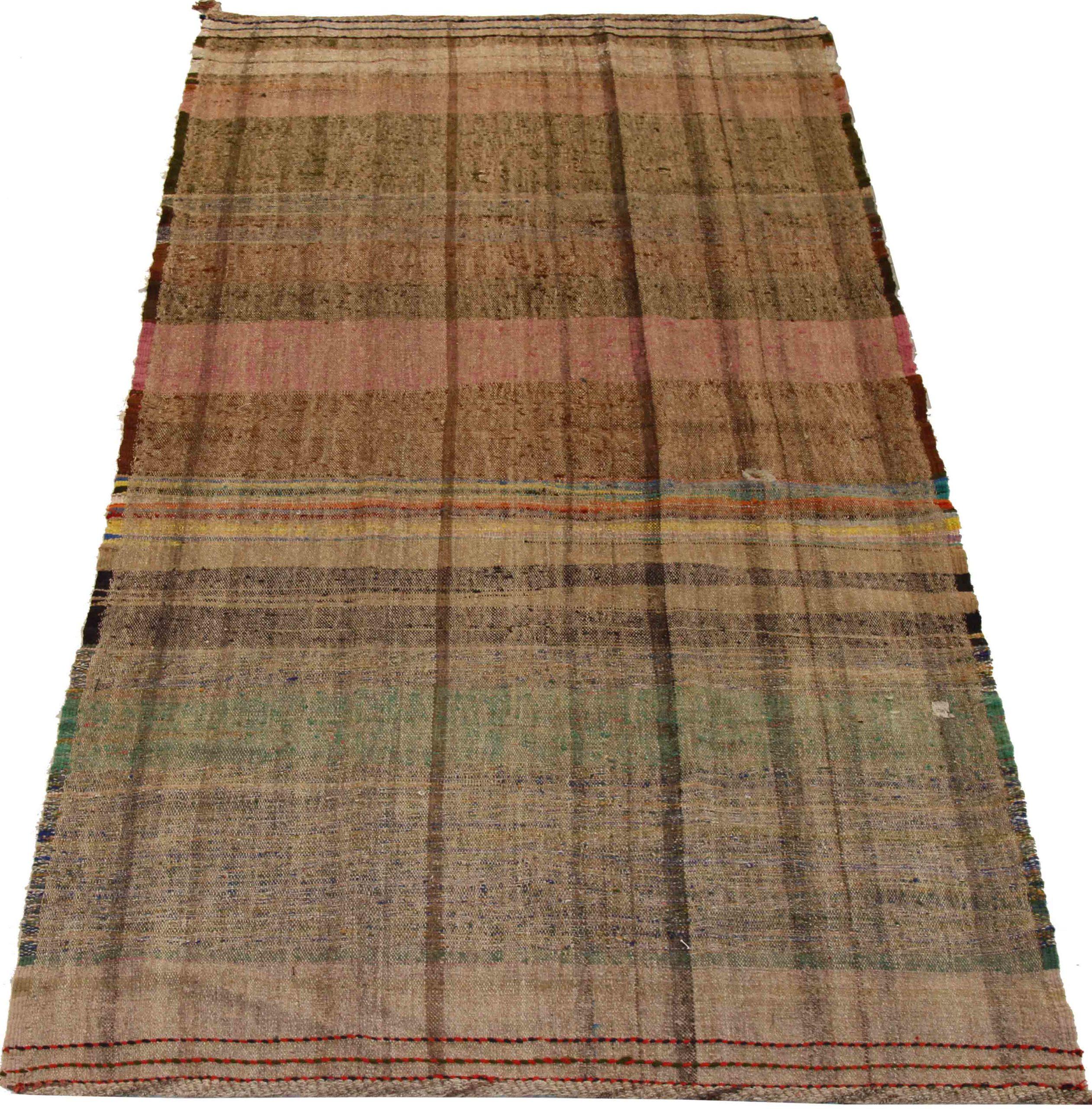 Scopri l'eleganza di questo Kilim unico nel suo genere, realizzato in modo artigianale nel 1880 circa. Progettato con una meticolosa attenzione ai dettagli, questo design esclusivo è perfetto per valorizzare il tuo spazio.