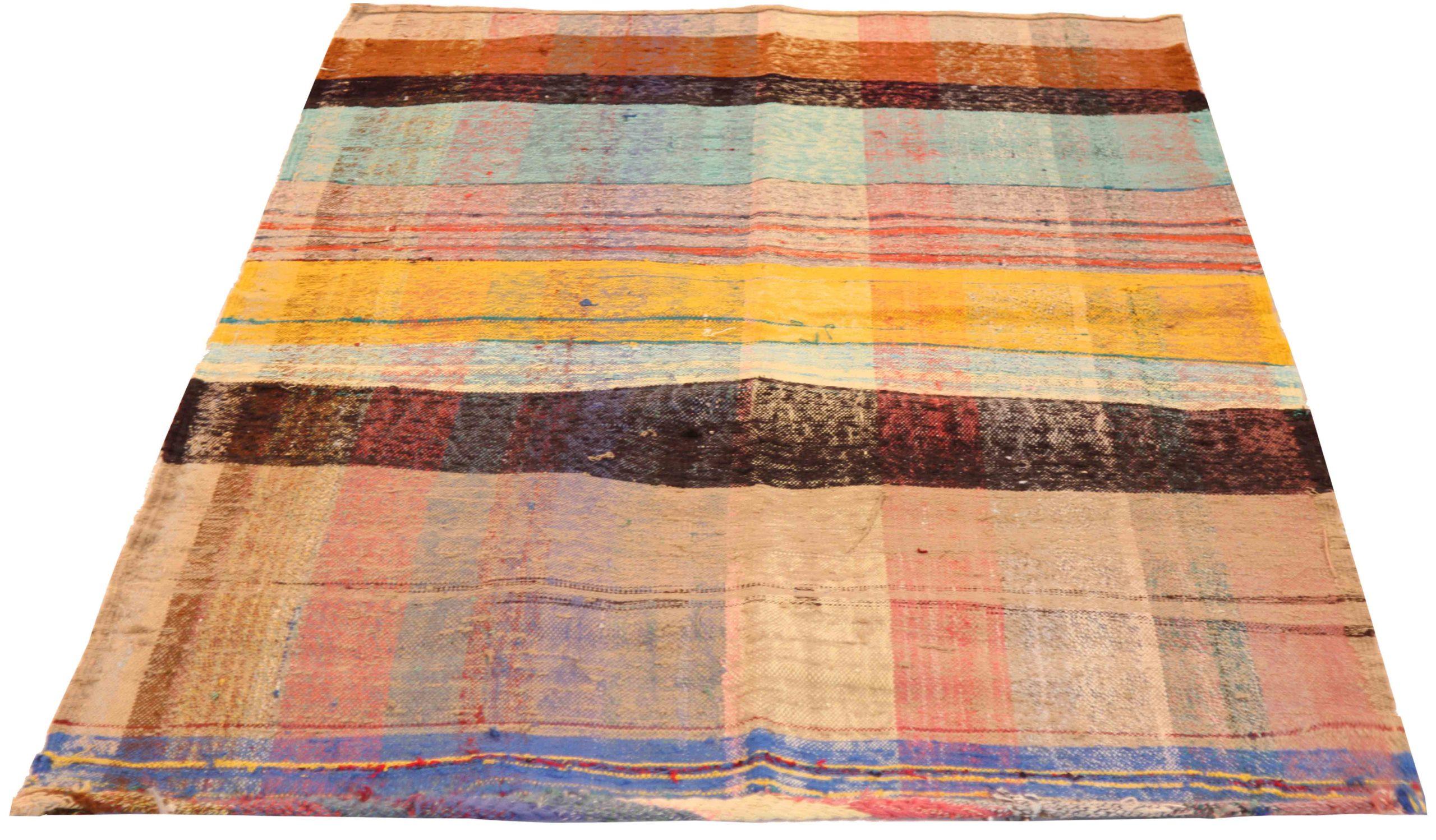 Découvrez l'élégance de ce Kilim unique, réalisé par un artisan de la région de CIRCA en 1880. Conçu avec une attention méticuleuse aux détails, ce design exclusif est parfait pour mettre en valeur votre espace.