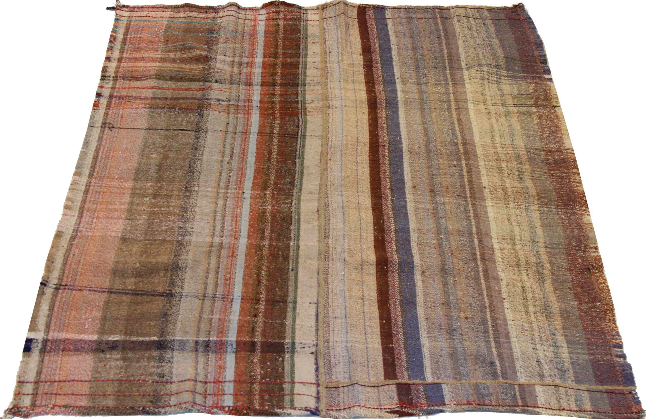 Scopri l'eleganza di questo Kilim unico nel suo genere, realizzato in modo artigianale nel 1880 circa. Progettato con una meticolosa attenzione ai dettagli, questo design esclusivo è perfetto per valorizzare il tuo spazio.
