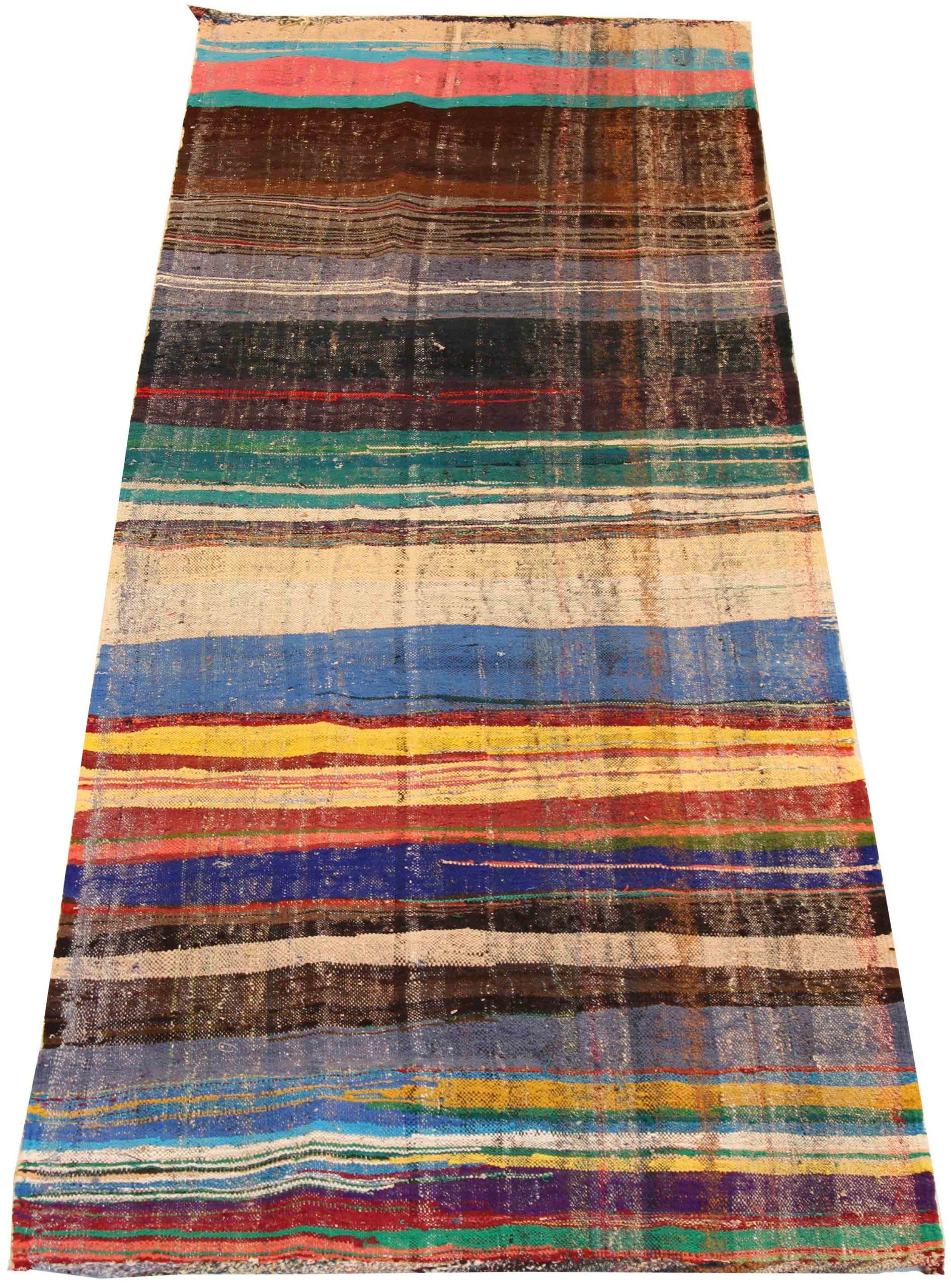 Entdecken Sie die Eleganz dieses einzigartigen Kelims aus der Zeit um 1880, der sich durch wunderschöne Handwerkskunst auszeichnet. Dieses exklusive Design, das mit viel Liebe zum Detail entworfen wurde, ist perfekt, um Ihren Raum zu verschönern.