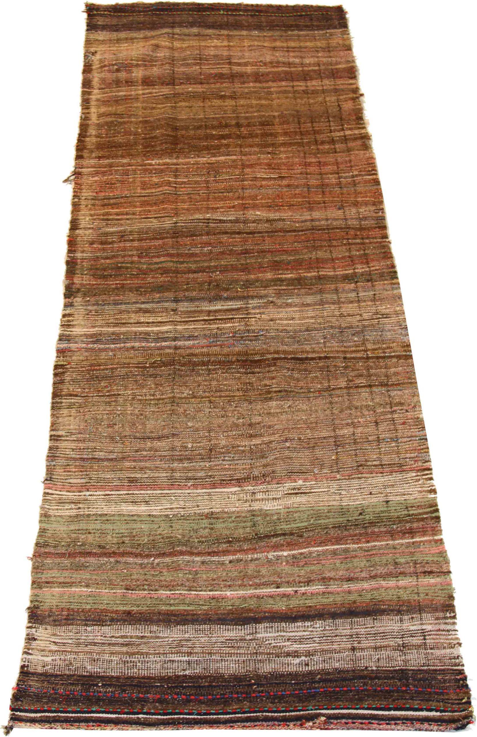 Entdecken Sie die Eleganz dieses einzigartigen Kelims aus der Zeit um 1880, der sich durch wunderschöne Handwerkskunst auszeichnet. Dieses exklusive Design, das mit viel Liebe zum Detail entworfen wurde, ist perfekt, um Ihren Raum zu verschönern.