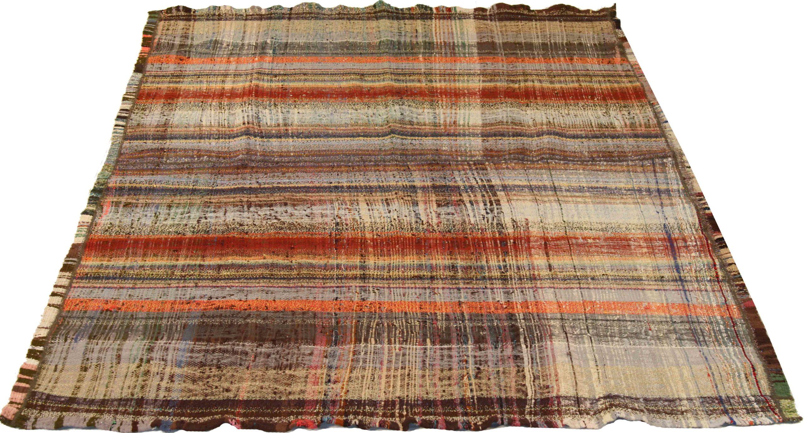 Entdecken Sie die Eleganz dieses einzigartigen Kelims aus der Zeit um 1880, der sich durch wunderschöne Handwerkskunst auszeichnet. Dieses exklusive Design, das mit viel Liebe zum Detail entworfen wurde, ist perfekt, um Ihren Raum zu verschönern.