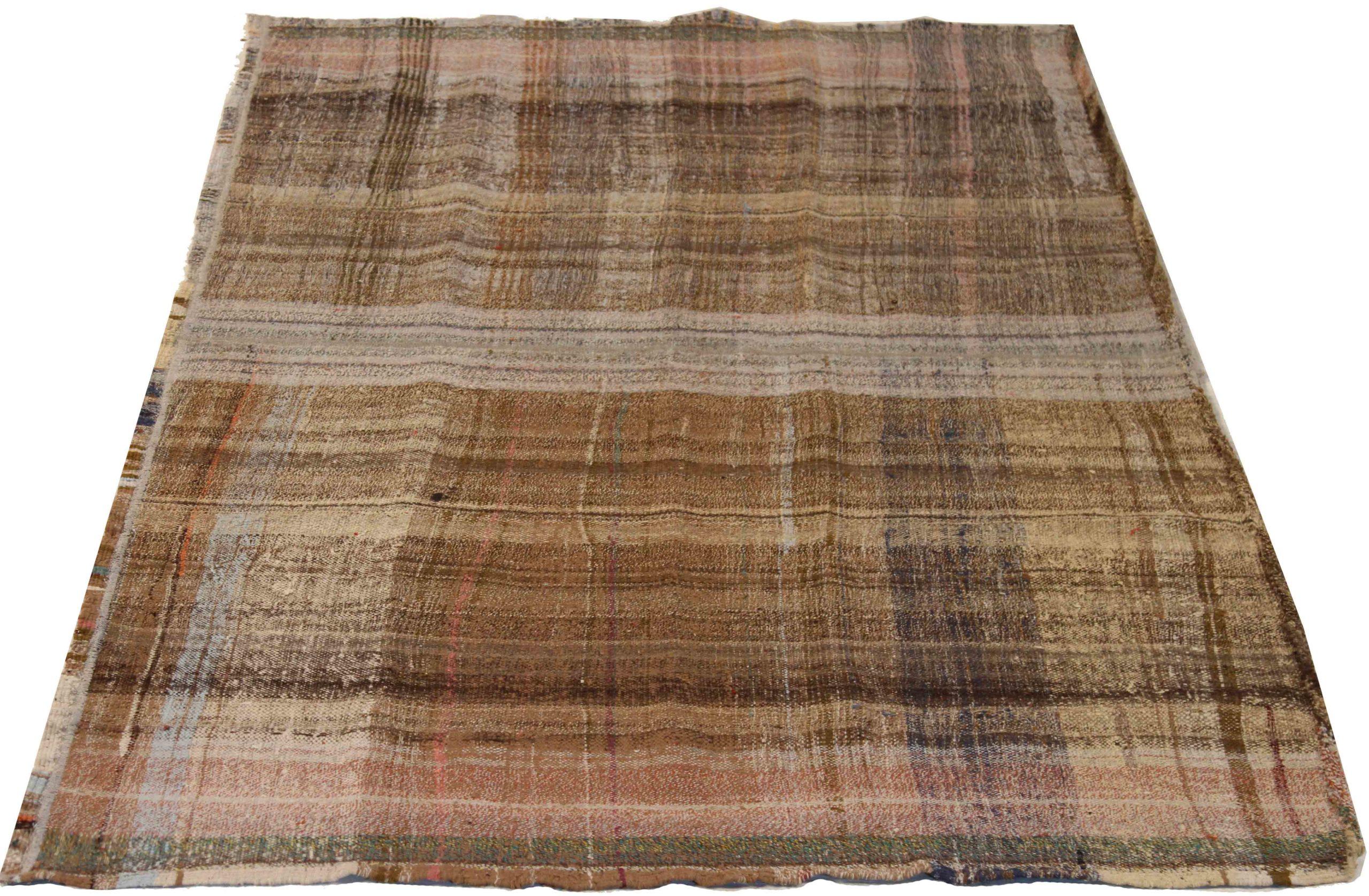 Scopri l'eleganza di questo Kilim unico nel suo genere, realizzato in modo artigianale nel 1880 circa. Progettato con una meticolosa attenzione ai dettagli, questo design esclusivo è perfetto per valorizzare il tuo spazio.