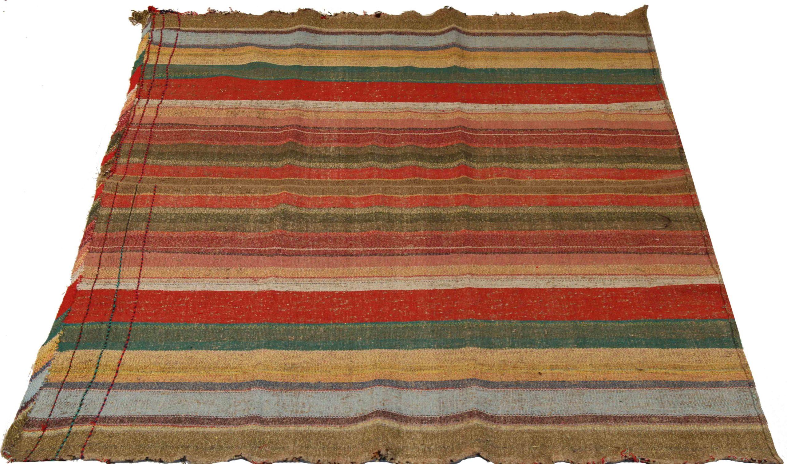 Entdecken Sie die Eleganz dieses einzigartigen Kelims aus der Zeit um 1880, der sich durch wunderschöne Handwerkskunst auszeichnet. Dieses exklusive Design, das mit viel Liebe zum Detail entworfen wurde, ist perfekt, um Ihren Raum zu verschönern.